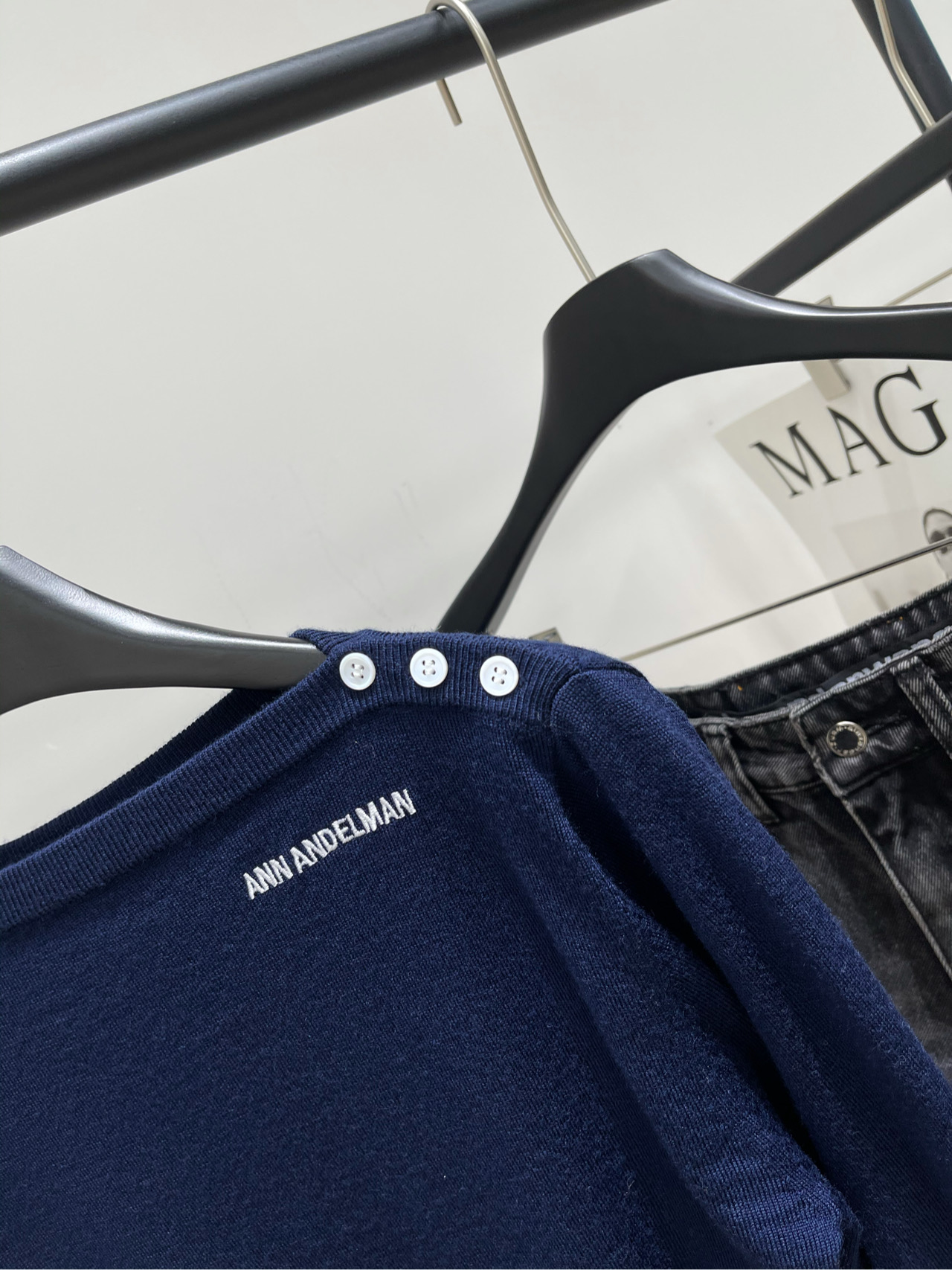 【Ann藏蓝一字领纽扣针织衫】🔺，面料：羊毛混纺颜色：藏蓝𝐀𝐍𝐍 𝐀𝐍𝐃𝐄𝐋𝐌𝐀𝐍*｜一字肩斜肩针织衫上