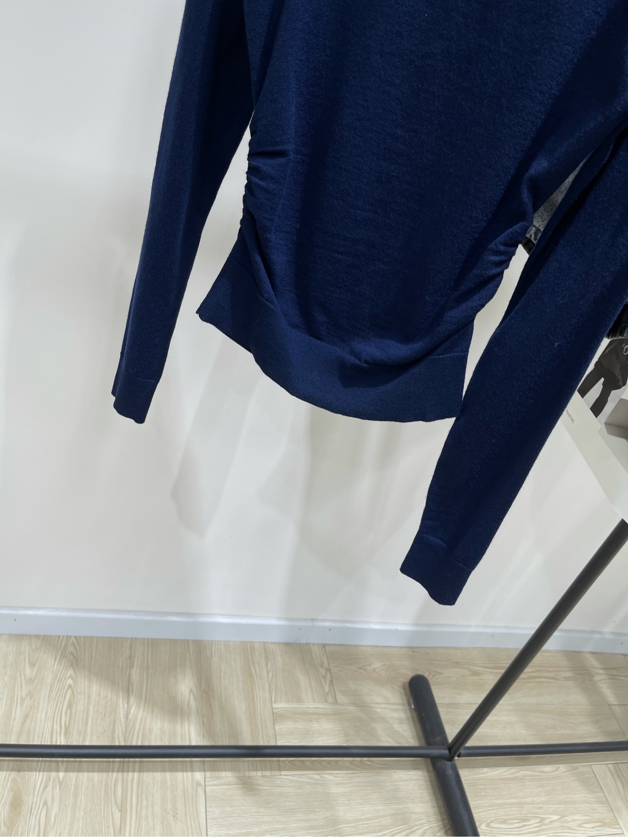 【Ann藏蓝一字领纽扣针织衫】🔺，面料：羊毛混纺颜色：藏蓝𝐀𝐍𝐍 𝐀𝐍𝐃𝐄𝐋𝐌𝐀𝐍*｜一字肩斜肩针织衫上