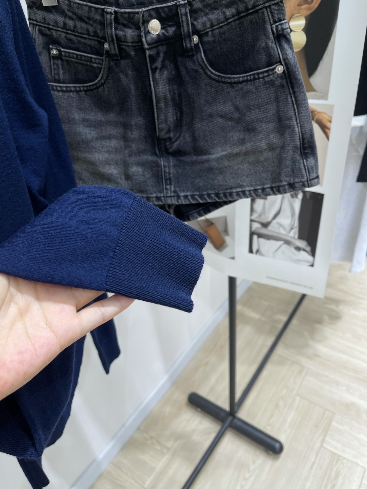 【Ann藏蓝一字领纽扣针织衫】🔺，面料：羊毛混纺颜色：藏蓝𝐀𝐍𝐍 𝐀𝐍𝐃𝐄𝐋𝐌𝐀𝐍*｜一字肩斜肩针织衫上