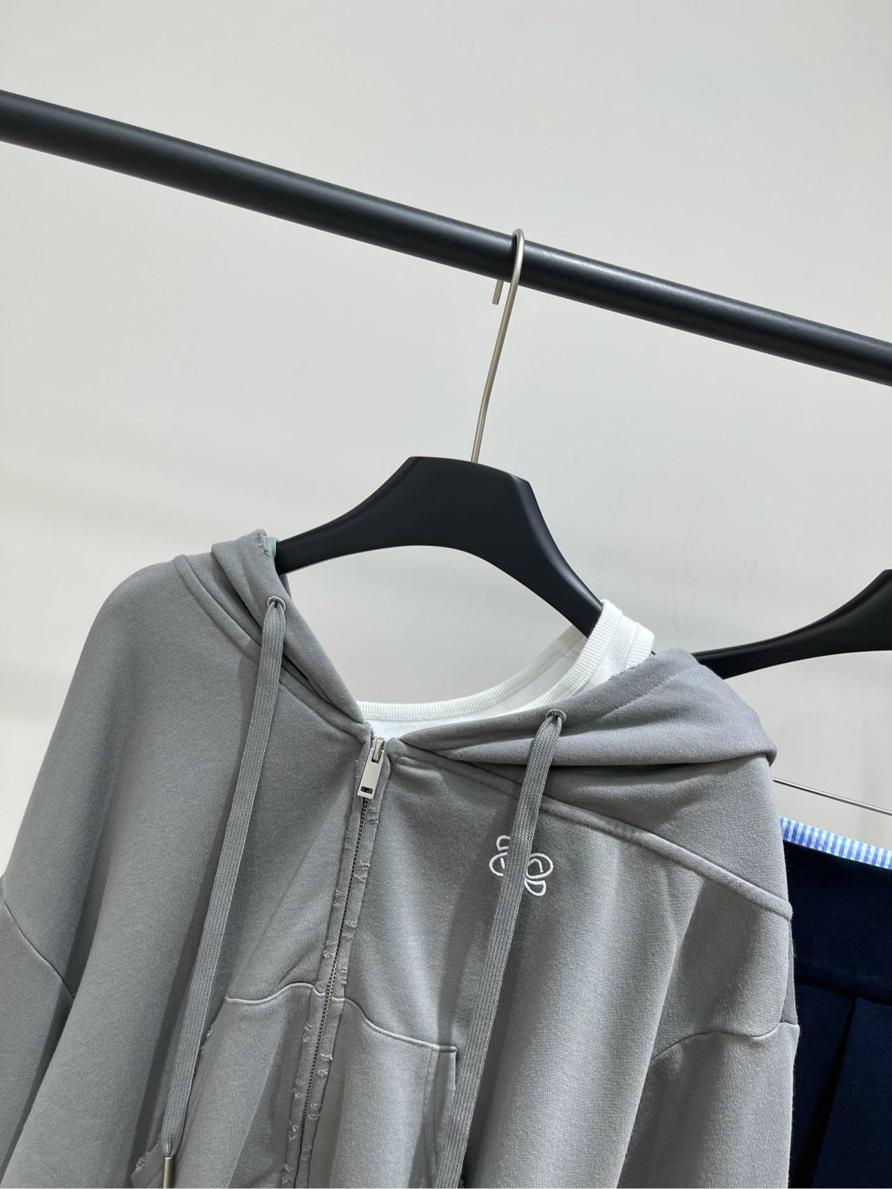 【Ann灰绿色破洞露肩假两件卫衣】🔺，面料：全棉颜色：灰绿色Annandelman易梦玲同款 露肩卫衣外