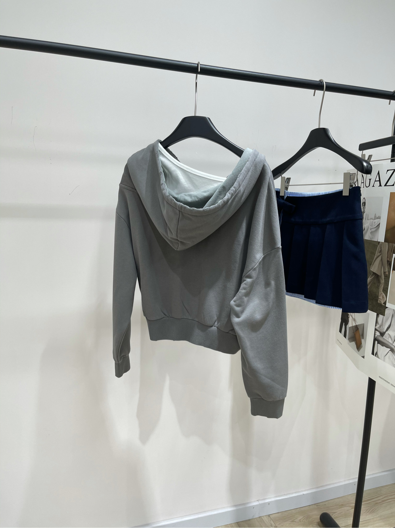 【Ann灰绿色破洞露肩假两件卫衣】🔺，面料：全棉颜色：灰绿色Annandelman易梦玲同款 露肩卫衣外