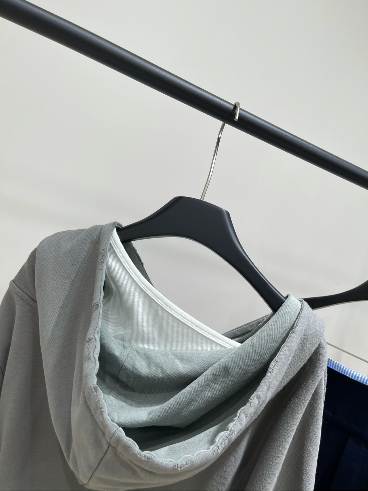 【Ann灰绿色破洞露肩假两件卫衣】🔺，面料：全棉颜色：灰绿色Annandelman易梦玲同款 露肩卫衣外