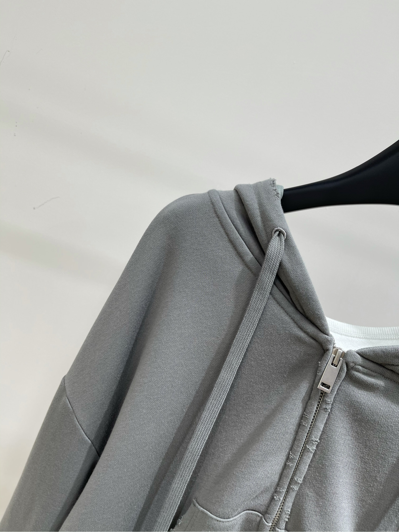 【Ann灰绿色破洞露肩假两件卫衣】🔺，面料：全棉颜色：灰绿色Annandelman易梦玲同款 露肩卫衣外