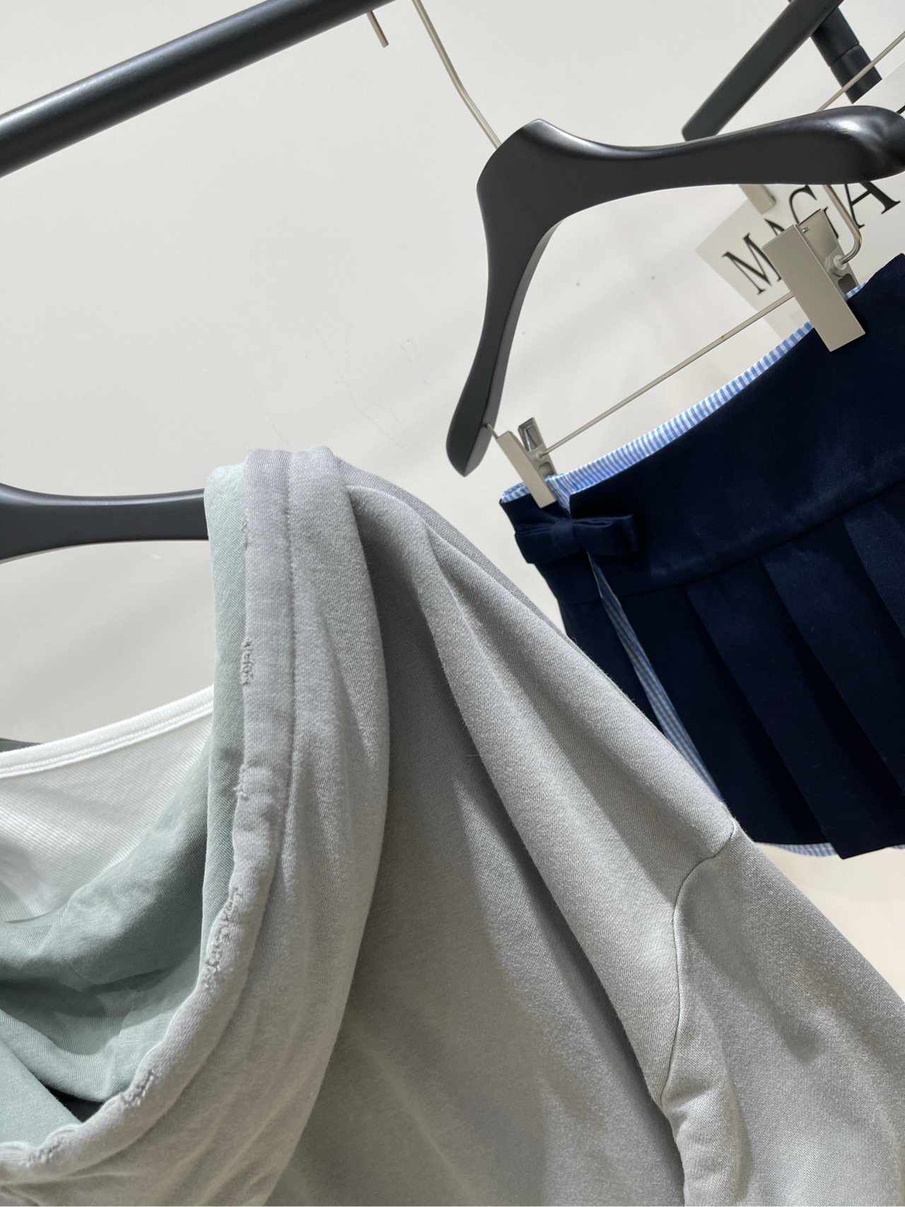 【Ann灰绿色破洞露肩假两件卫衣】🔺，面料：全棉颜色：灰绿色Annandelman易梦玲同款 露肩卫衣外