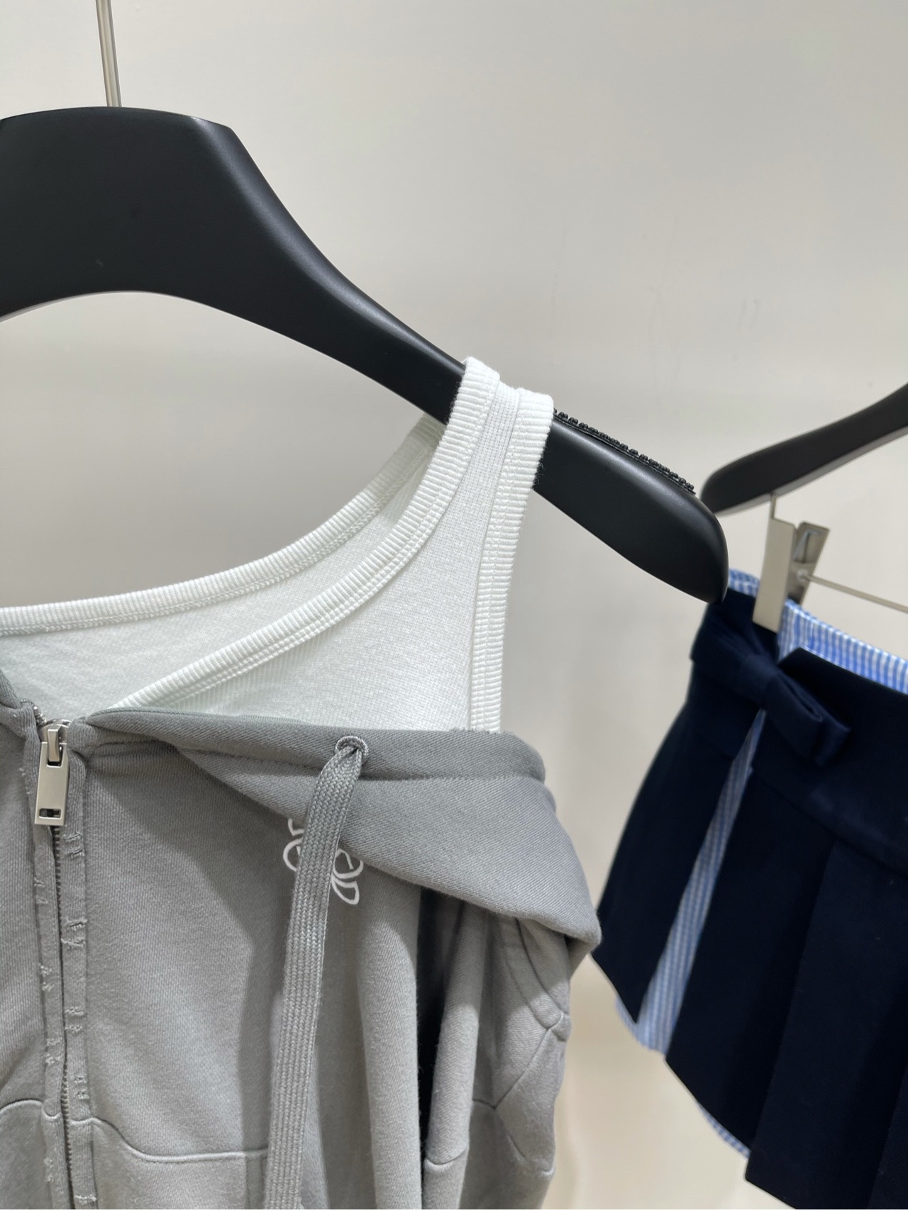 【Ann灰绿色破洞露肩假两件卫衣】🔺，面料：全棉颜色：灰绿色Annandelman易梦玲同款 露肩卫衣外