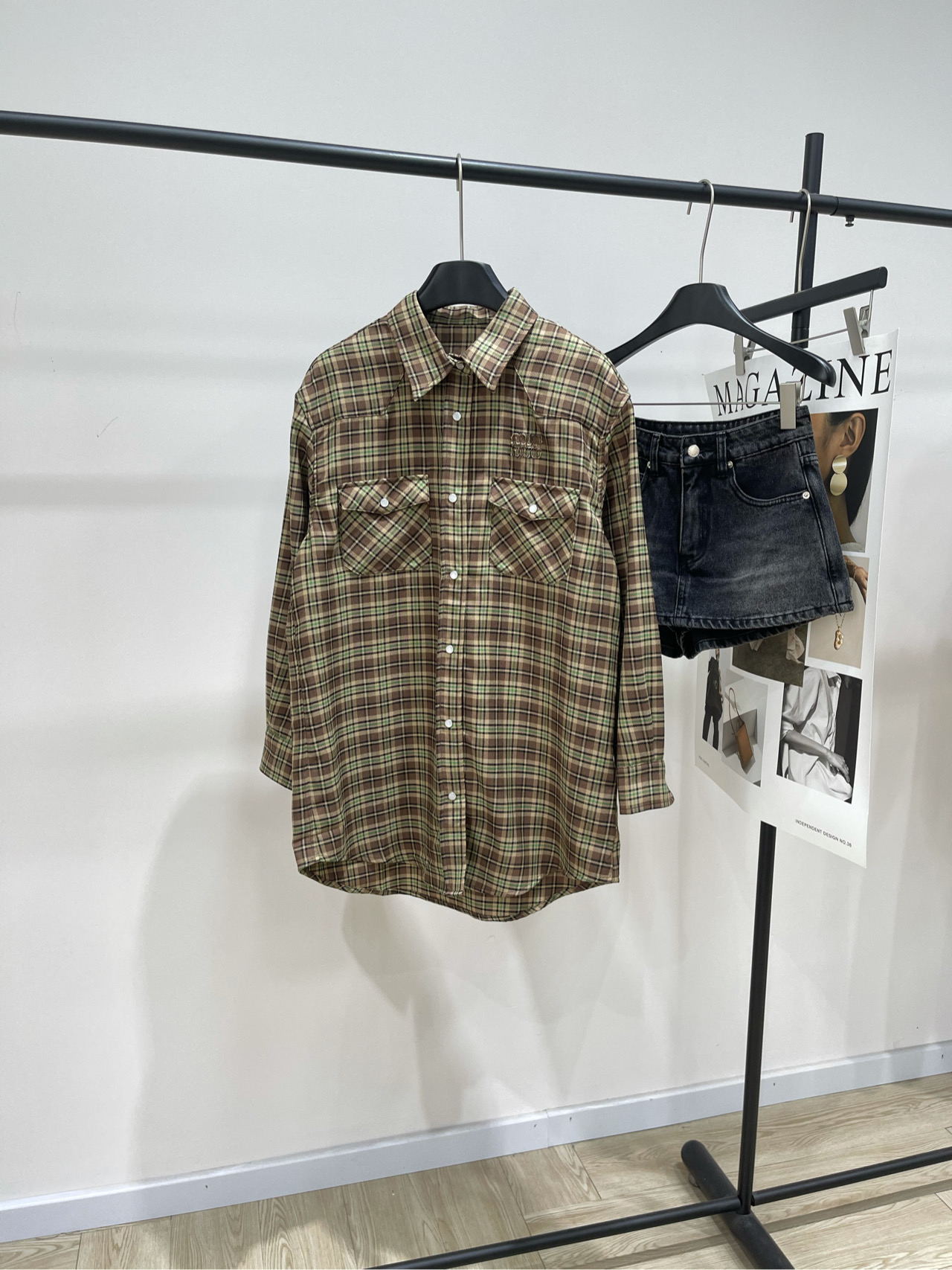 NO:536307,【M green brown plaid double pocket mid-length shirt】, fabric cotton wool blend, color green brown plaid Miumi* 25FW autumn and winter new style Retro wool plaid long-sleeved shirt Choose from high-quality wool fabric Retro brown green plaid with fashionable feeling of time neat lapel design to modify the neck lines Single-breasted plaid simple and atmospheric Loose tailoring is friendly to all body shapes The drop-shoulder design and mid-length long create a casual and lazy retro atmosphere Can be worn alone and layered, with strong style adaptability Flat size S shoulder width 47, bust 114, back coat length 82, sleeve length 53 M shoulder width 48, bust 118, back coat length 83, sleeve length 54 L shoulder width 49, bust 122, back coat length 84, sleeve length 55  Manual measurement will have 2~3cm errors within the normal range, miumiu,shirts,alexander wang19860909【M绿棕格双口袋中长款衬衫】 ,面料棉羊毛混纺 颜色绿棕格 Miumi* 25FW秋冬新款 复古羊毛格子长袖衬衫 选用质感上乘的羊毛面料 复古棕绿格纹自带岁月沉淀的时髦感 利落的翻领设计修饰颈部线条 单排扣门襟简约大气 宽松的剪裁对各种身形友好 落肩设计与中长款衣长营造出随性慵懒的复古氛围 可单穿可叠穿,风格适配性极强 平铺尺码 S肩宽47,胸围114,后衣长82,袖长53 M肩宽48,胸围118,后衣长83,袖长54 L肩宽49,胸围122,后衣长84,袖长55 手工测量会有2~3cm误差属于正常范围,,miumiu,shirts,alexander wang,Women's clothing