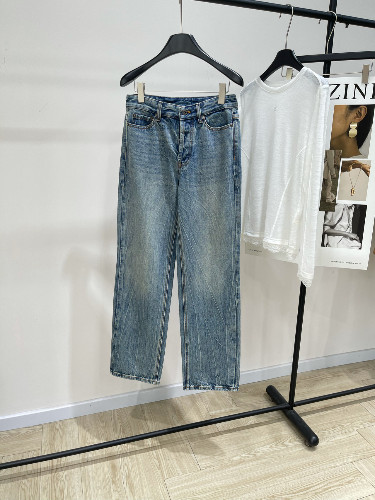 NO:536316,【M gold line letter embroidered straight jean trousers】, fabric denim cotton color retro blue miu 2025 autumn and winter new retro old washing water back-wear jeans High woven high-density twill fabric, retro old washing color soft and skin-friendly material, first-class texture Personalized back-wear design, fashionable and high-end upper body Loose style gray can often cover flesh and flesh Can cleverly cover excess fat on the hips, make it look slim and long legs versatile tool Not to pick people wearing flat size S waist 70, hip 92, trouser length 107 M waist 74, hip 96, trouser length 108 L waist 78, hip 100, trouser length 109 Manual measurement will have 2~3cm errors within the normal range, miumiu, jeans, alexander wang19860909【M金线字母刺绣直筒牛仔长裤】 ,面料牛仔棉 颜色复古蓝 miu2025秋冬新款复古做旧洗水反穿牛仔裤 高织高密斜纹面料,复古做旧水洗对色 柔软亲肤材质,质感一流 个性反穿设计,上身时髦又高级 宽松版型灰常能遮肉肉 能够巧妙的遮住胯部多余的赘肉 显瘦显腿长 百搭利器 不挑人穿 平铺尺码 S腰围70,臀围92,裤长107 M腰围74,臀围96,裤长108 L腰围78,臀围100,裤长109 手工测量会有2~3cm误差属于正常范围,,miumiu,jeans,alexander wang,Women's clothing