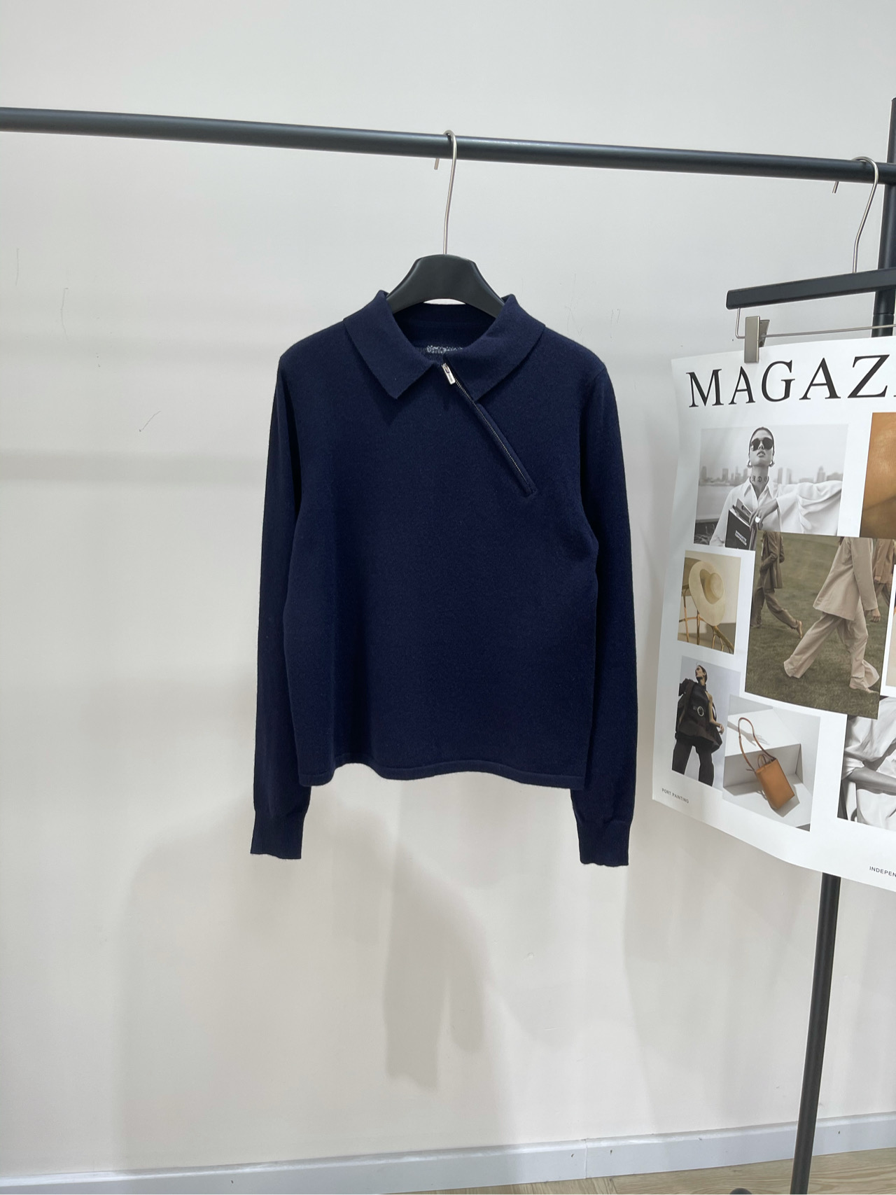 NO:536331,[M hidden blue oblique zipper polo long-sleeved sweater], cashmere blended fabric, color hidden blue Miumi* 25Fw early autumn new style, oblique zipper cashmere knitted Polo shirt, high-end production!  Breaking the conventional oblique zipper design, injecting punk into classic Polo shirts. The well-being of the Polo collar and the rebellious zipper collide to create a unique spark. Selected delicate cashmere, soft and skin-friendly, warm and high-end, and the hid blue tone has a calm temperament. It is the texture of the autumn and winter wardrobe. Flat size S shoulder width 38, bust 94 elastic, 56 length, sleeve length 64 M shoulder width 39, bust 98 elastic, 57 length, sleeve length 65 L shoulder width 40, bust 102 elastic, 58 length, sleeve length 66. There will be 2~3cm errors in manual measurements, belong to the normal range, miumiu, sweaters, alexander wang19860909【M藏蓝斜拉链polo长袖毛衣】 ,面料羊绒混纺 颜色藏蓝 Miumi* 25Fw早秋新款 斜拉链山羊绒针织Polo衫 高版出品！打破常规的斜向拉链设计 为经典Polo衫注入朋克感 Polo领的乖巧与拉链的叛逆碰撞出独特火花 精选细腻山羊绒,触感软糯亲肤 保暖性与高级感兼具,藏蓝色调自带沉静气质 是秋冬衣橱的质感担当 平铺尺码 S肩宽38,胸围94弹力,衣长56,袖长64 M肩宽39,胸围98弹力,衣长57,袖长65 L肩宽40,胸围102弹力,衣长58,袖长66 手工测量会有2~3cm误差属于正常范围,,miumiu,sweaters,alexander wang,Women's clothing