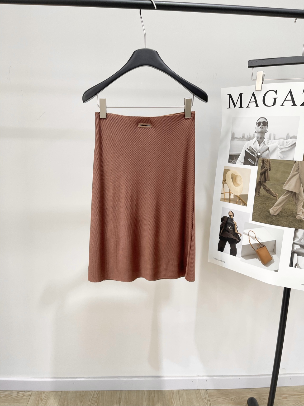 NO:536338,【M caramel color logo elastic mid-length skirt】, fabric cotton + nylon + spandex Color caramel color MiuMi* 25FW early autumn new style caramel brown knitted skirt Select delicate knitted fabric, mainly caramel brown, comes with warm retro filter, low-key texture hidden between the texture The neat straight silhouette extends to the knees, quietly modifying the body shape, revealing calmness and elegance while walking; the details of the brand logo of the skirt body show luxury style in simplicity, allowing you to become the focus of style with a touch of caramel brown elegance in early autumn. Flat size S waist 64 elasticity, hip 80 elasticity, skirt length 57 M waist 68 elasticity, hip 84 elasticity, skirt length 58 L waist 72 elasticity, hip 88 elasticity, skirt length 59  Manual measurement will have 2~3cm errors within the normal range, miumiu, skirts, alexander wang19860909【M焦糖色徽标弹力中长半裙】 ,面料棉+锦纶+氨纶 颜色焦糖色 MiuMi* 25FW早秋新款 焦糖棕针织半身裙 甄选细腻针织面料,以焦糖棕为主调 自带温暖复古滤镜,纹理间藏着低调质感 利落的直筒廓形延伸至膝下,悄然修饰身形 行走间流露从容优雅；裙身品牌标识细节 于简约中彰显奢品格调,让你在早秋时节 以一抹焦糖棕的优雅,成为风格焦点 平铺尺码 S腰围64弹力,臀围80弹力,裙长57 M腰围68弹力,臀围84弹力,裙长58 L腰围72弹力,臀围88弹力,裙长59 手工测量会有2~3cm误差属于正常范围,,miumiu,skirts,alexander wang,Women's clothing