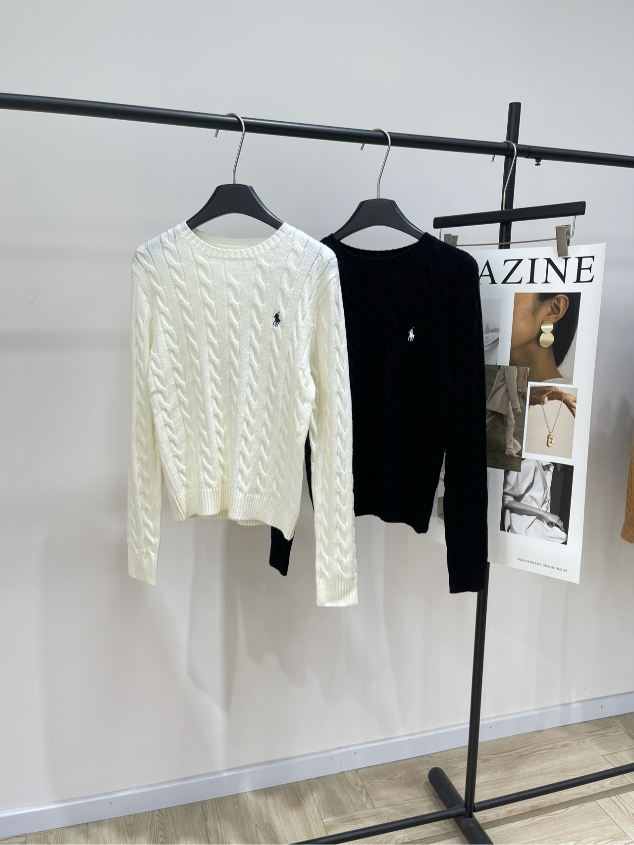 NO:536343,【polo war horse embroidered long-sleeved round-neck twist sweater】, fabric wool blend color white and black Ralph Laur** 2025FW autumn and winter new product series Luffa Lun rope sweater retro American twist pullover sweater The fabric is delicate and soft, minimalist logo design Another classic old money style A versatile style for daily travel, easy to grasp on commuting occasions Flat size S shoulder width 37, bust 82 stretch, 53, sleeve length 64 M shoulder width 38, bust 86 stretch, 54, sleeve length 65 L shoulder width 39, bust 90 stretch, 55, sleeve length 66 Manual measurement will have 2~3cm errors belong to the normal range, loro piano, sweaters, alexander wang19860909【polo战马刺绣长袖圆领麻花毛衣】 ,面料羊毛混纺 颜色白色、黑色 Ralph Laur** 2025FW秋冬新品系列 拉夫劳lun绞花毛衣复古美式麻花纹套头毛衣 面料细腻柔软,极简小logo设计 又是一款经典老钱风 单日常出街的百搭款,通勤场合轻松拿捏 平铺尺码 S肩宽37,胸围82弹力,衣长53,袖长64 M肩宽38,胸围86弹力,衣长54,袖长65 L肩宽39,胸围90弹力,衣长55,袖长66 手工测量会有2~3cm误差属于正常范围,,loro piana,sweaters,alexander wang,Women's clothing