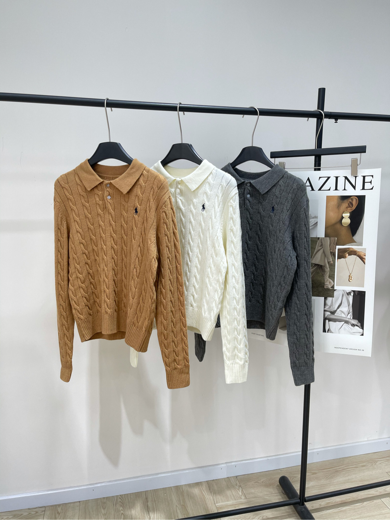 NO:536308,[Raf three-color war horse embroidery polo sweater], fabric wool blended color camel, white, gray Ralph Laur*Raf Lauren small-label war horse embroidery polo twist sweater Slim yarn wool blended material, old money style!  Suitable for close body without foreign objects, super skin-friendly and comfortable!  The correct version of the small label corresponds to!  The series that is super difficult to buy after becoming popular is hard to find on the official website!  Simple and practical wear, lazy and loose feeling. Thickened fabrics are more textured, soft and delicate. The style is loose, whether it is single or layered. A simple piece can create a fashionable feeling of different styles!  Flat size S shoulder width 40, bust 92 elasticity, garment length 56, sleeve length 63 M shoulder width 41, bust 96 elasticity, garment length 57, sleeve length 64 L shoulder width 43, bust 100 elasticity, garment length 58, sleeve length 65 Manual measurement will have 2~3cm errors within the normal range, loro piano, sweaters, alexander wang19860909【拉夫三色战马刺绣polo毛衣】 ,面料羊毛混纺 颜色驼色、白色、灰色 Ralph Laur*拉夫劳伦小标战马刺绣polo麻花毛衣 细纱麻花羊毛混纺材质,老钱风！ 适合贴身无异物感,超级亲肤舒适！ 小标正确版本对应！ 爆红之后超级难买的系列,官网一件难求！ 简单实穿慵懒宽松感 加厚面料更有质感,手感柔软细腻 版型宽松,不管是单穿还是叠穿 简单一件就能穿出不同风格的时尚感！ 平铺尺码 S肩宽40,胸围92弹力,衣长56,袖长63 M肩宽41,胸围96弹力,衣长57,袖长64 L肩宽43,胸围100弹力,衣长58,袖长65 手工测量会有2~3cm误差属于正常范围,,loro piana,sweaters,alexander wang,Women's clothing