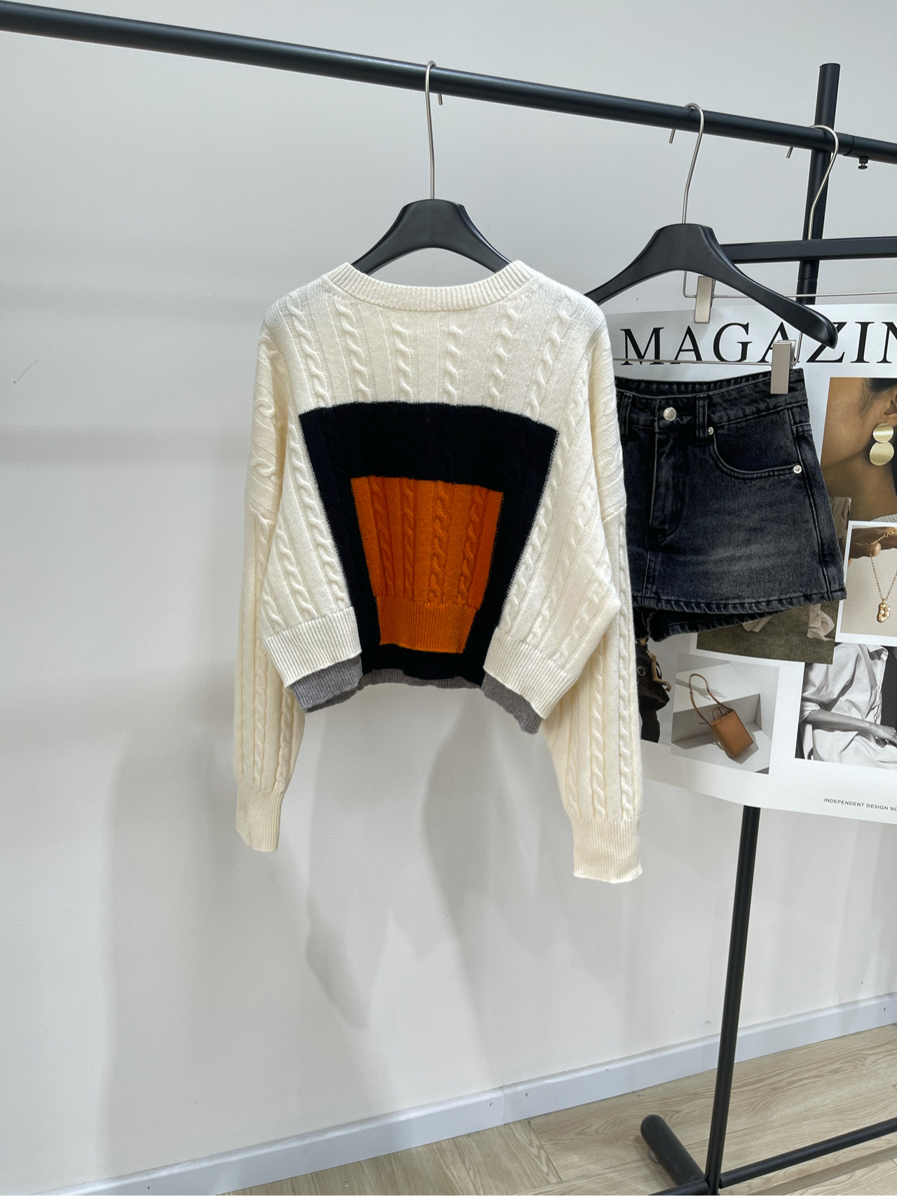 NO:536313,【loe geometric color-blocking twist round neck sweater】, selected fabric wool color picture color-blocking Loew* 25FW new autumn and winter style wool round neck pullover Selected delicate wool fabric, woven with retro crimping craft, beige base collision black and orange geometric blocks, forming a strong visual focus, which is both a continuation of the brand's minimalist style and injected with an artistic installation-like pioneering feeling Loose round neck style compatible with diverse matching scenes Matched with light coffee wide-leg pants, such as urban intellectual pictorial; Mixed and matched brown and retro Mary Jade shoes Sweet and cool balance show the French laziness; It can even be used as a layered inner layer to add layered details to the shape Flat size S shoulder width 63, bust 116, garment length 43, sleeve length 44 M shoulder width 65, bust 120, garment length 45, sleeve length 45  L shoulder width 67, bust 124, garment length 47, sleeve length 46. Manual measurement will have 2~3cm errors within the normal range, loewe, mary jane, sweaters, alexander wang19860909【loe几何拼色麻花圆领毛衣】 ,面料精选羊毛 颜色图片拼色 Loew* 25FW秋冬新款 羊毛圆领套头 精选细腻羊毛面料,采用复古绞花工艺编织 米白基底碰撞黑、橙几何色块 形成强烈视觉焦点,既是对品牌极简风格的延续 又注入了艺术装置般的先锋感 宽松圆领版型兼容多元搭配场景 搭配浅咖阔腿裤,如都市知性画报； 混搭棕色与复古玛丽珍鞋 甜酷平衡间尽展法式慵懒； 甚至可作为叠穿内搭,为造型增添层次细节 平铺尺码 S肩宽63,胸围116,衣长43,袖长44 M肩宽65,胸围120,衣长45,袖长45 L肩宽67,胸围124,衣长47,袖长46 手工测量会有2~3cm误差属于正常范围,,loewe,mary jane,sweaters,alexander wang,Women's clothing