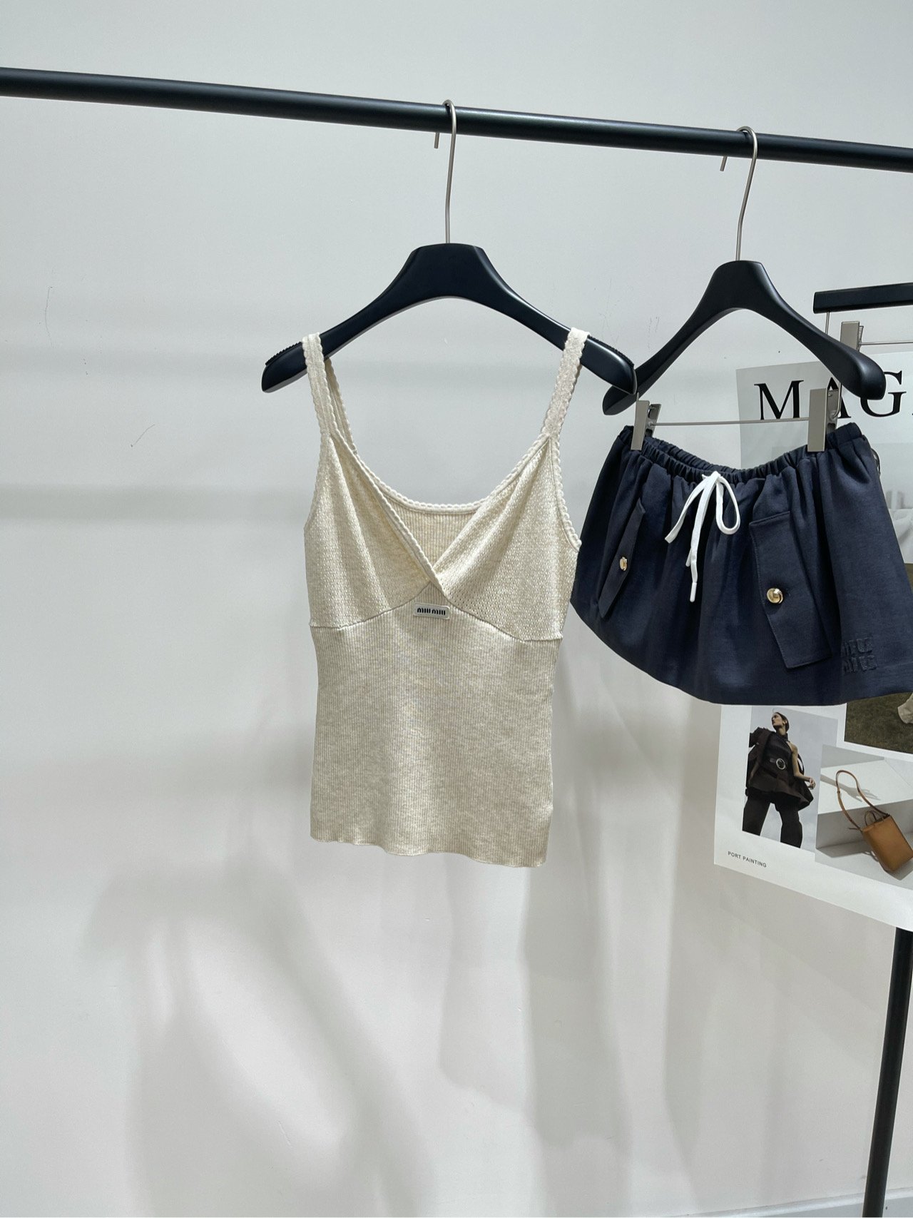 NO:544477,[M oat color logo deep V knitted suspender], fabric Tianshi cotton, color oat color *｜Slim shoulder strap vest 25SS early autumn new model is available!  This vest is really comfortable to the point of being explosive. It is woven with cotton, the fabric is soft and skin-friendly, elastic and slim. The cut is smooth and smooth, and the design of thin shoulder suspenders is simple and atmospheric and feminine. The whole voxel color fabric reveals a sense of luxury in a low-key flat size S bust 68 elastic, 56 M bust 72 elastic, 57 L bust 76 elastic, 58 length of hand measurement will have 2~3 errors that fall into the normal range, alexander wang19860909【M燕麦色徽标深V针织吊带】 ,面料天丝棉 颜色燕麦色 *｜细肩带背心 25SS早秋新款上新！ 这款背心真的是质感舒适到爆炸 用棉纶织造,面料柔软亲肤,弹力修身 裁剪垂顺流畅,细肩吊带的设计 简约大气又不失女人味,通体素色面料 低调中透露出奢华感 平铺尺码 S胸围68弹力,衣长56 M胸围72弹力,衣长57 L胸围76弹力,衣长58 手工测量会有2~3误差属于正常范围,,alexander wang,Women's clothing