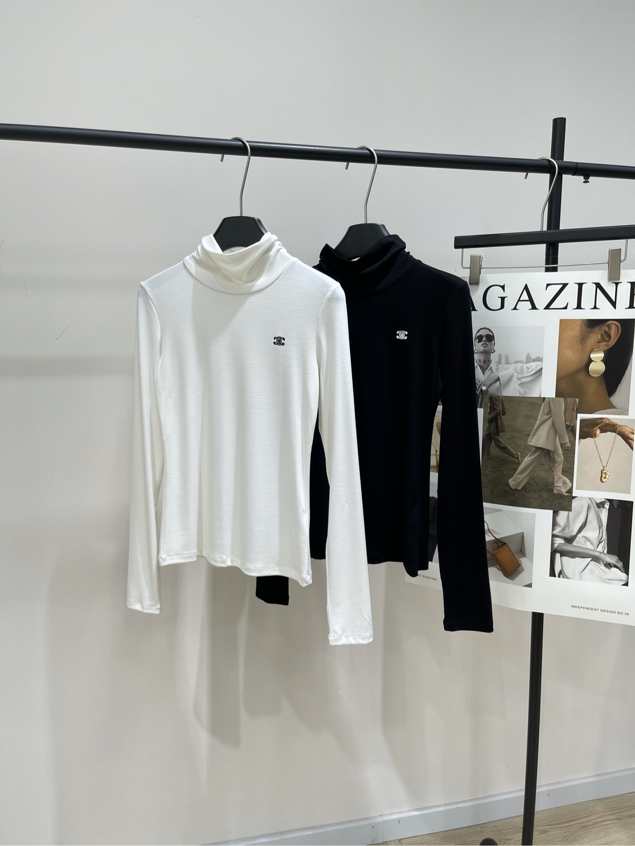 NO:545542,【ce black and white pile collar base long sleeve T】, fabric tisse bamboo fiber color white and black Celin* 25Fw early autumn new Arc de Triomphe embroidered turtleneck long sleeve T-shirt is so textured~ Simple style, close and comfortable The small logo on the chest is exquisite and low-key. It is matched with khaki bottoms and bags and belts of the same color. The overall tone is harmonious and advanced, and it is easy to create an elegant French atmosphere. It is suitable for daily travel or taking photos~ Flat size S shoulder width 35, bust 80 elastic, 55 length, sleeve length 64 M shoulder width 36, bust 84 elastic, 56 length, sleeve length 65 L shoulder width 37, bust 88 elastic, 57 length, sleeve length 66 Manual measurement will have 2~3cm errors within the normal range, celine,tees, t-shirt,alexander  wang19860909【ce黑白堆堆领打底长袖T】 ,面料天丝竹纤维 颜色白色、黑色 Celin* 25Fw早秋新款 凯旋门刺绣高领长袖T恤 太有质感啦～ 简约的版型,贴身又舒适 胸前的小标志精致又低调 搭配卡其色下装和同色系的包包、腰带 整体色调和谐又高级 轻松营造出优雅的法式氛围 不管是日常出街还是拍照都很合适～ 平铺尺码 S肩宽35,胸围80弹力,衣长55,袖长64 M肩宽36,胸围84弹力,衣长56,袖长65 L肩宽37,胸围88弹力,衣长57,袖长66 手工测量会有2~3cm误差属于正常范围,,celine,tees，t-shirt,alexander wang,Women's clothing