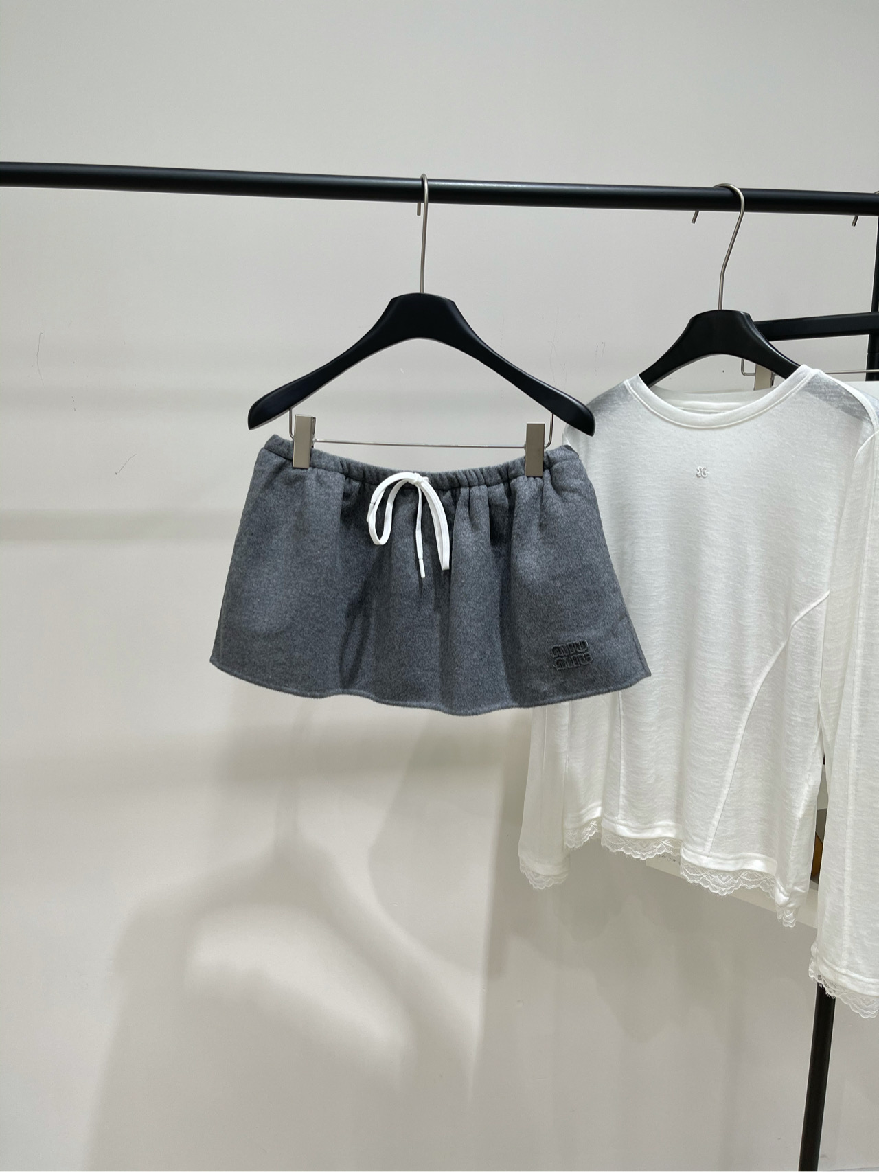 NO:560564,[M light gray double-sided woolen skirt], double-sided fabric, light gray color *｜Light gray double-sided woolen skirt, 25SS new autumn and winter styles!  Gray woolen jacket + skirt suit for autumn and winter. Double zipper design on the top. Logo on the chest echoes the logo on the skirt. Stiff and stylish fit with the same elastic waist and drawstring skirt. Flat size (with anti-exposure underwear lining) S waist 68 elastic, hip 108, skirt length 28 M waist 72 elastic, hip 112, skirt length 29 L waist 76 elastic, hip 116, skirt length 30  There will be an error of 2~3cm due to manual measurement, which is within the normal range,,skirts,jackets & coats,alexander wang19860909【M浅灰色双面呢蓬蓬短裙】 ,面料双面呢 颜色浅灰色 *｜浅灰色双面毛呢短裙 25SS秋冬新款上新！ 灰色毛呢外套+半裙套装秋冬款 上衣双拉链设计 胸前徽标跟半裙徽标上下呼应 版型挺括有型搭配同款松紧腰抽绳半裙 平铺尺码（有防走光底裤内衬） S腰围68弹力,臀围108,裙长28 M腰围72弹力,臀围112,裙长29 L腰围76弹力,臀围116,裙长30 手工测量会有2~3cm误差属于正常范围,,skirts,jackets & coats,alexander wang,Women's clothing