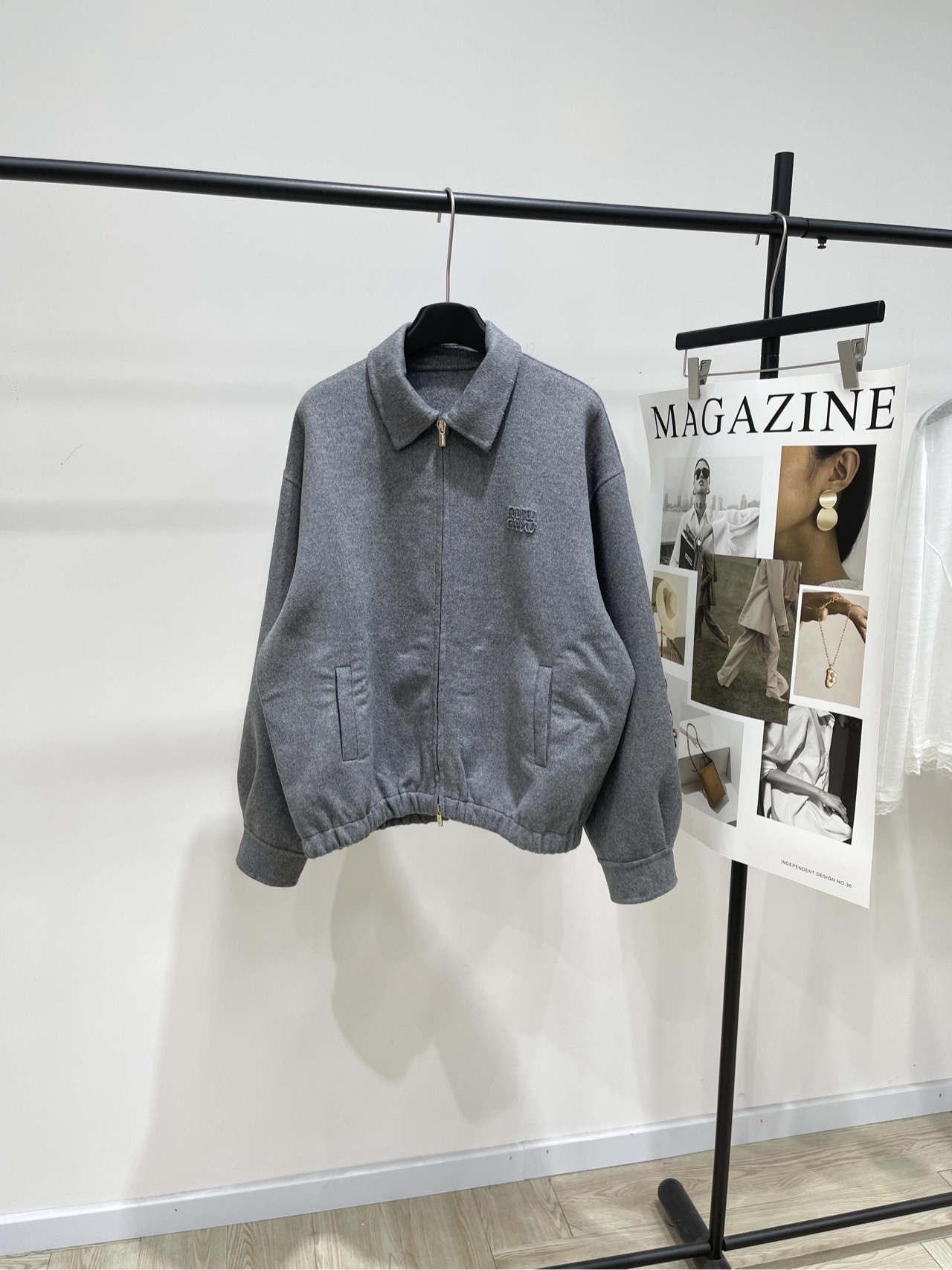 NO:560569,[M light gray double-sided woolen zipper jacket] ?, fabric double-sided cashmere, color light gray *｜Light gray double-sided woolen jacket 25SS new autumn and winter new style!  Gray woolen jacket + skirt suit for autumn and winter. Double zipper design on the top. Logo on the chest echoes the logo on the skirt. Stiff and stylish fit with the same elastic waist and drawstring skirt. Flat size: S shoulder width 53, bust 116, length 61, sleeve length 55 M shoulder width 55, chest 120, length 63, sleeve length 56 L shoulder width 57, chest 124, length 65, sleeve length 57  There will be an error of 2~3cm due to manual measurement, which is within the normal range,,skirts,jackets & coats,jackets & coats,alexander wang19860909【M浅灰色双面呢拉链夹克】 ? ,面料双面羊绒呢 颜色浅灰色 *｜浅灰色双面毛呢夹克 25SS秋冬新款上新！ 灰色毛呢外套+半裙套装秋冬款 上衣双拉链设计 胸前徽标跟半裙徽标上下呼应 版型挺括有型搭配同款松紧腰抽绳半裙 平铺尺码 S肩宽53,胸围116,衣长61,袖长55 M肩宽55,胸围120,衣长63,袖长56 L肩宽57,胸围124,衣长65,袖长57 手工测量会有2~3cm误差属于正常范围,,skirts,jackets & coats,jackets & coats,alexander wang,Women's clothing