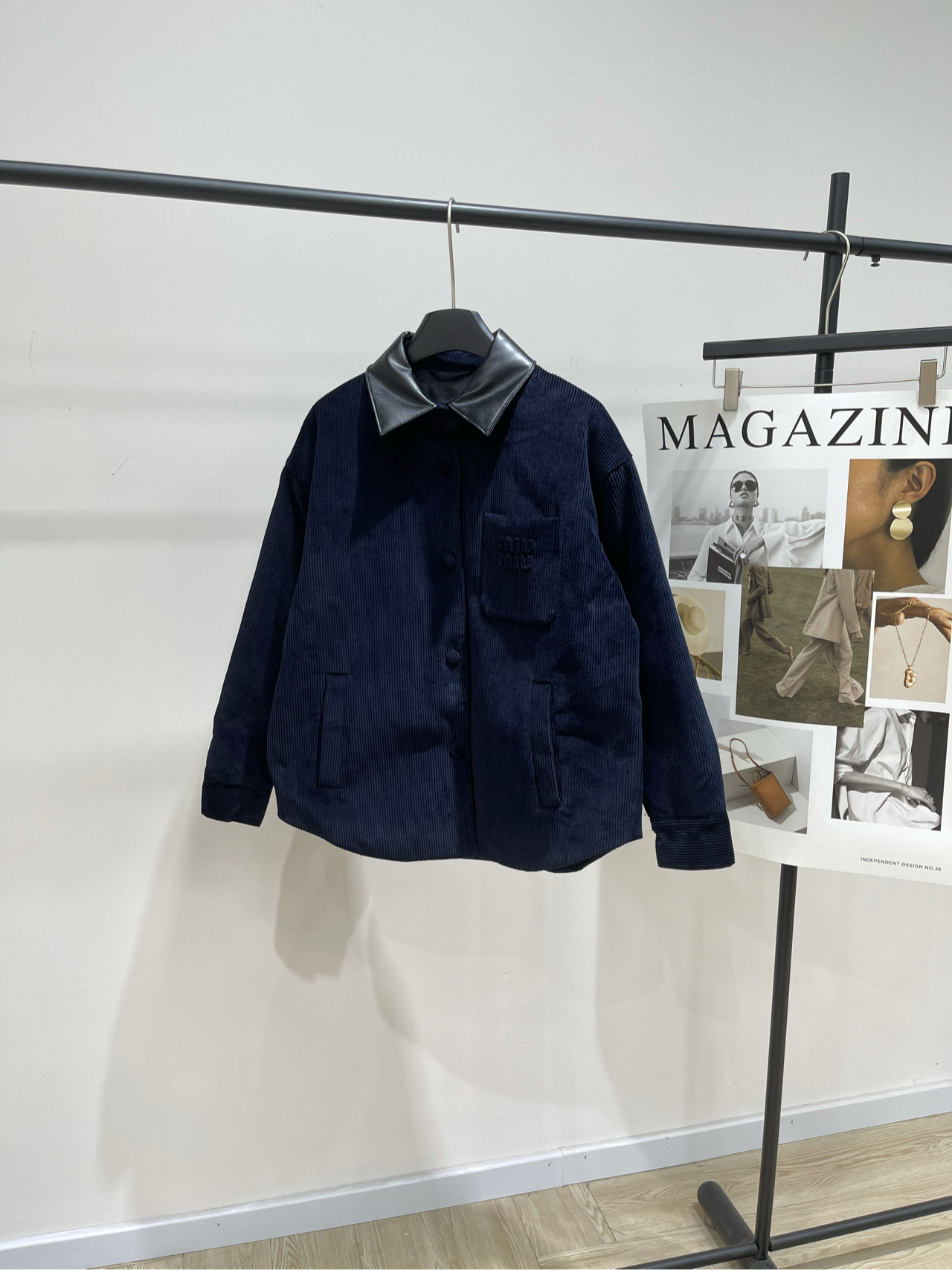 NO:560574,[M navy blue leather collar corduroy cotton-padded jacket] ?, fabric corduroy + cotton lining, color navy blue *｜Corduroy lapel jacket 25SS new autumn style new!  The classic shirt design is reinterpreted with a unique corduroy texture and lightweight padding, adding versatility to the silhouette. A Nappa leather collar and tonal embroidered logo enhance its signature style. Layered Sizes  There will be an error of 2~3cm due to manual measurement, which is within the normal range, jackets & coats, shirts, alexander wang19860909【M藏蓝皮领灯芯绒棉服外套】 ? ,面料灯芯绒+内里夹棉 颜色藏蓝 *｜灯芯绒翻领外套 25SS秋季新款上新！ 经典衬衫设计通过独特的灯芯绒质地 和轻盈填充重新诠释,为廓形增添多功能性 Nappa皮革领和同色系刺绣徽标提升其标志性风格 平铺尺码 S肩宽52,胸围116,后衣长69,袖长51 M肩宽53,胸围120,后衣长70,袖长52 L肩宽54,胸围124,后衣长71,袖长53 手工测量会有2~3cm误差属于正常范围,,jackets & coats,shirts,alexander wang,Women's clothing