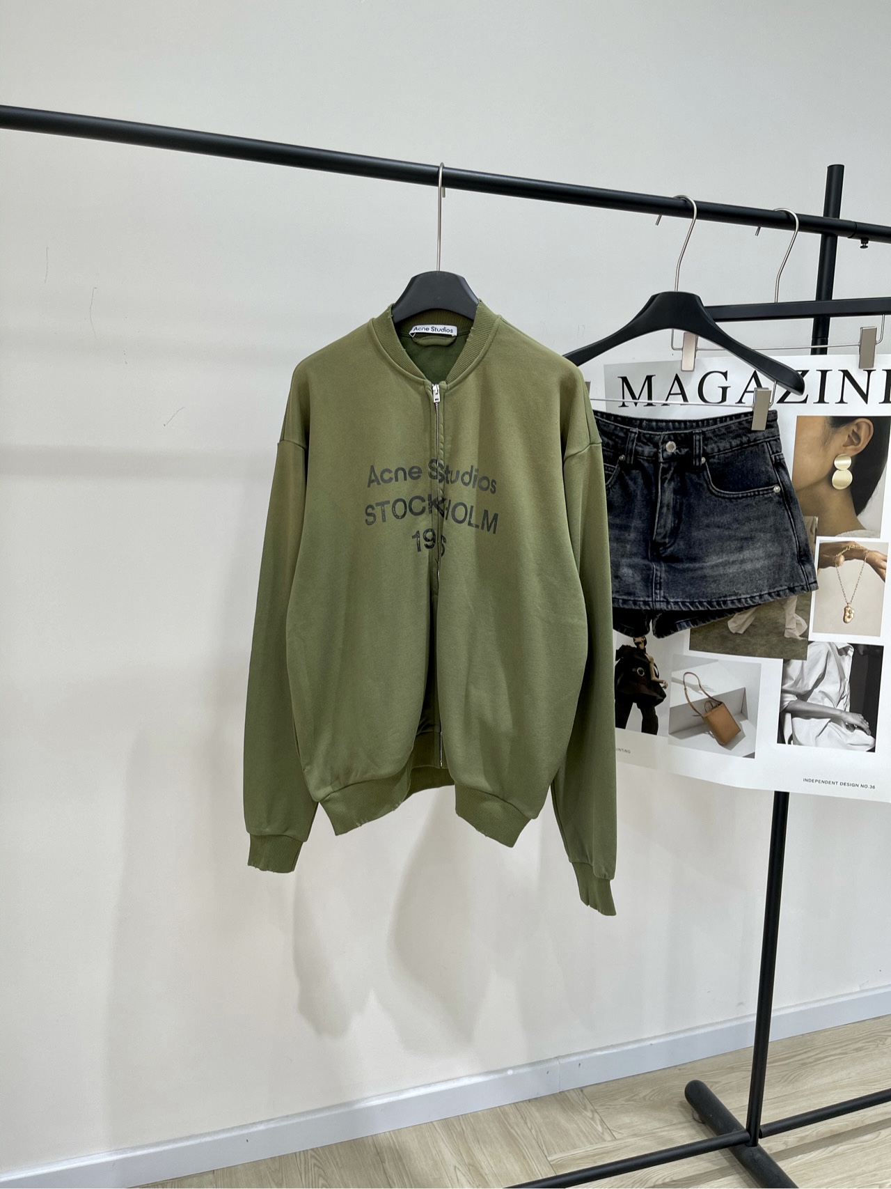 NO:560584,[AC army green letter baseball sweatshirt jacket], made of 100% cotton terry cotton, color army green, Acne Studio 1996 classic and new jackets, American casual feel, but this Acne one has a washed and distressed print on the chest, which has a retro charm that has accumulated over the years. The fashionable and western tones are eye-catching but not exaggerated. The dropped shoulder design and loose drape make it look slim and have an American street feel. The washed and distressed iconic 1996 and brand prints  The perfect fusion of classic and trendy S Shoulder width 57, chest 124, length 65, sleeve length 66 M Shoulder width 58, chest 128, length 67, sleeve length 67 L Shoulder width 59, chest 132, length 69, sleeve length 68 Manual measurement will have an error of 2~3cm, which is within the normal range,,acne   studios,dior,hoodie,sweatshirts,jackets & coats,alexander wang19860909【AC军绿色字母棒球卫衣外套】 ,面料全棉毛圈棉 颜色军绿 Acne Studio 1996经典与新款外套 美式休闲的感觉,但Acne这件胸前有水洗做旧的印花,更带一种岁月沉淀的复古魅力.. 时髦洋气的色调,亮眼又不会很夸张 . 落肩设计和宽松垂感,显瘦且带美式街头感. 水洗做旧标志性的1996和品牌印花 经典与潮流的完美融合 S肩宽57,胸围124,衣长65,袖长66 M肩宽58,胸围128,衣长67,袖长67 L肩宽59,胸围132,衣长69,袖长68 手工测量会有2~3cm误差属于正常范围,,acne studios,dior,hoodie,sweatshirts,jackets & coats,alexander wang,Women's clothing