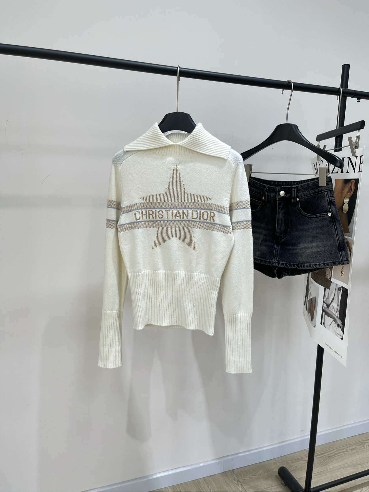 NO:561165,[DR milky white gold thread star polo pullover sweater], fabric cashmere blend, color milky white Dior platinum Alpine lucky star sweater, imported cashmere, super comfortable to wear in autumn and winter! Small lapel + five-pointed star + 'CHRISTIAN DIOR' logo stripe Full details, elegant and sporty Vertical pit knitting technology, waist design, showing body proportions Can be worn daily or skiing, practical and fashionable Mainly white gold color, low-key and micro-glitter  Perfect for mountain skiing or daily wear. Easily show off your high-end temperament. Flat size S Shoulder width 37, bust 84 stretch, length 55, sleeve length 65 M Shoulder width 38, chest length 88 stretch, length 56, sleeve length 66 L Shoulder width 39, bust 92 stretch, length 57, sleeve length 67   There will be an error of 2~3cm due to manual measurement, which is within the normal range, dior, sweaters, alexander wang19860909【DR奶白色金线星星polo套头毛衣】 ,面料羊绒混纺 颜色奶白色 Dior 白金阿尔卑斯幸运星毛衣 进口山羊绒,秋冬穿超舒服! 小翻领+五角星+“CHRISTIAN DIOR”标志条纹 细节满分,优雅又运动感十足 竖纹坑条针织工艺,收腰设计,显身材比例 日常或滑雪都能穿,实用又时髦 主打白金配色,低调微闪 山区滑雪或日常穿搭都很出彩 轻松展现高级气质计 平铺尺码 S肩宽37,胸围84弹力,衣长55,袖长65 M肩宽38,胸围88弹力,衣长56,袖长66 L肩宽39,胸围92弹力,衣长57,袖长67 手工测量会有2~3cm误差属于正常范围,,dior,sweaters,alexander wang,Women's clothing