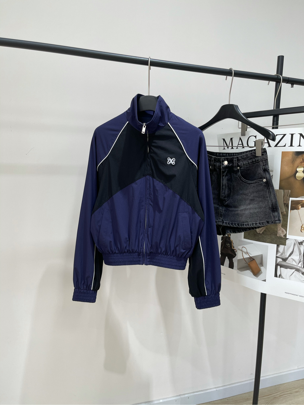 NO:561183,[Ann blue and black color-blocked stand-up collar zipper sports jacket], fabric nylon + spandex color blue-black color matching Anndelman's dark blue sports jacket, spliced design + light and breathable fabric, super comfortable to wear in spring and summer! Zipper closure + stand-up collar, full of sportiness and practicality, brand logo on the chest, simple and recognizable. Short cut, paired with high-waisted pants/skirts, casual sports style is easy to achieve~ Suitable for daily wear or light exercise, comfortable and fashionable, deeply loved by young people!  Flat size S raglan sleeves, bust 106, length 54, shoulder sleeve length 76 M Raglan sleeves, chest 110, length 55, shoulder sleeve length 77 L Raglan sleeves, chest 114, length 56, shoulder sleeve length 78 There will be an error of 2~3cm in manual measurement, which is within the normal range, skirts, jackets & coats, jackets   & coats,alexander wang19860909【Ann蓝黑拼色立领拉链运动夹克】 ,面料尼龙+氨纶 颜色蓝黑拼色 Anndelman这款深蓝运动外套 拼接设计+轻薄透气面料 春夏穿超舒服!拉链开合+立领 运动感满满又实用 胸前品牌标志,简约又有辨识度 短款剪裁,搭配高腰裤/裙 休闲运动风轻松拿捏~ 日常穿搭或轻运动都很适合,舒适又时髦 深受年轻人喜欢! 平铺尺码 S插肩袖,胸围106,衣长54,肩袖长76 M插肩袖,胸围110,衣长55,肩袖长77 L插肩袖,胸围114,衣长56,肩袖长78 手工测量会有2~3cm误差属于正常范围,,skirts,jackets & coats,jackets & coats,alexander wang,Women's clothing