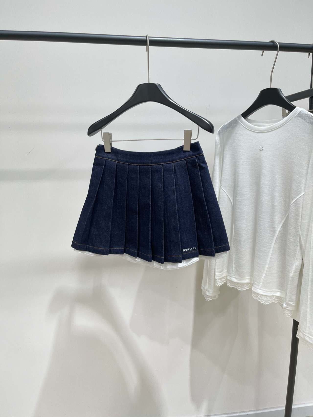 NO:562130,[her dark blue lace edge pleated denim skirt], fabric denim cotton + lace, color dark blue HERLIAN denim pleated skirt, dark blue denim + lace splicing, full of college style! The pleated design is smart and slimming, the embroidered logo details are ultra-exquisite, the denim fabric is wear-resistant and comfortable, the lace adds a soft feeling, suitable for daily wear or light retro style. Paired with a white T or shirt, you can easily get a fresh and girly look. A must-have item for spring and summer! Flat size  S Waist 68, Hips 96, Skirt Length 35 M Waist 72, Hips 100, Skirt Length 36 L Waist 76, Hips 104, Skirt Length 37 There will be an error of 2~3cm in manual measurement, which is within the normal range, skirts, shirts, alexander wang19860909【her深蓝蕾丝边百褶牛仔短裙】 ,面料牛仔棉+蕾丝 颜色深蓝 HERLIAN牛仔百褶短裙 深蓝牛仔+蕾丝拼接 学院风满满!百褶设计灵动显瘦 刺绣Logo细节超精致计 牛仔布料耐磨又舒适 蕾丝增添柔美感,日常穿搭或轻复古风都很适合 搭配白T或衬衫,清新少女感轻松 get 春夏季节必备单品! 平铺尺码 S腰围68,臀围96,裙长35 M腰围72,臀围100,裙长36 L腰围76,臀围104,裙长37 手工测量会有2~3cm误差属于正常范围,,skirts,shirts,alexander wang,Women's clothing