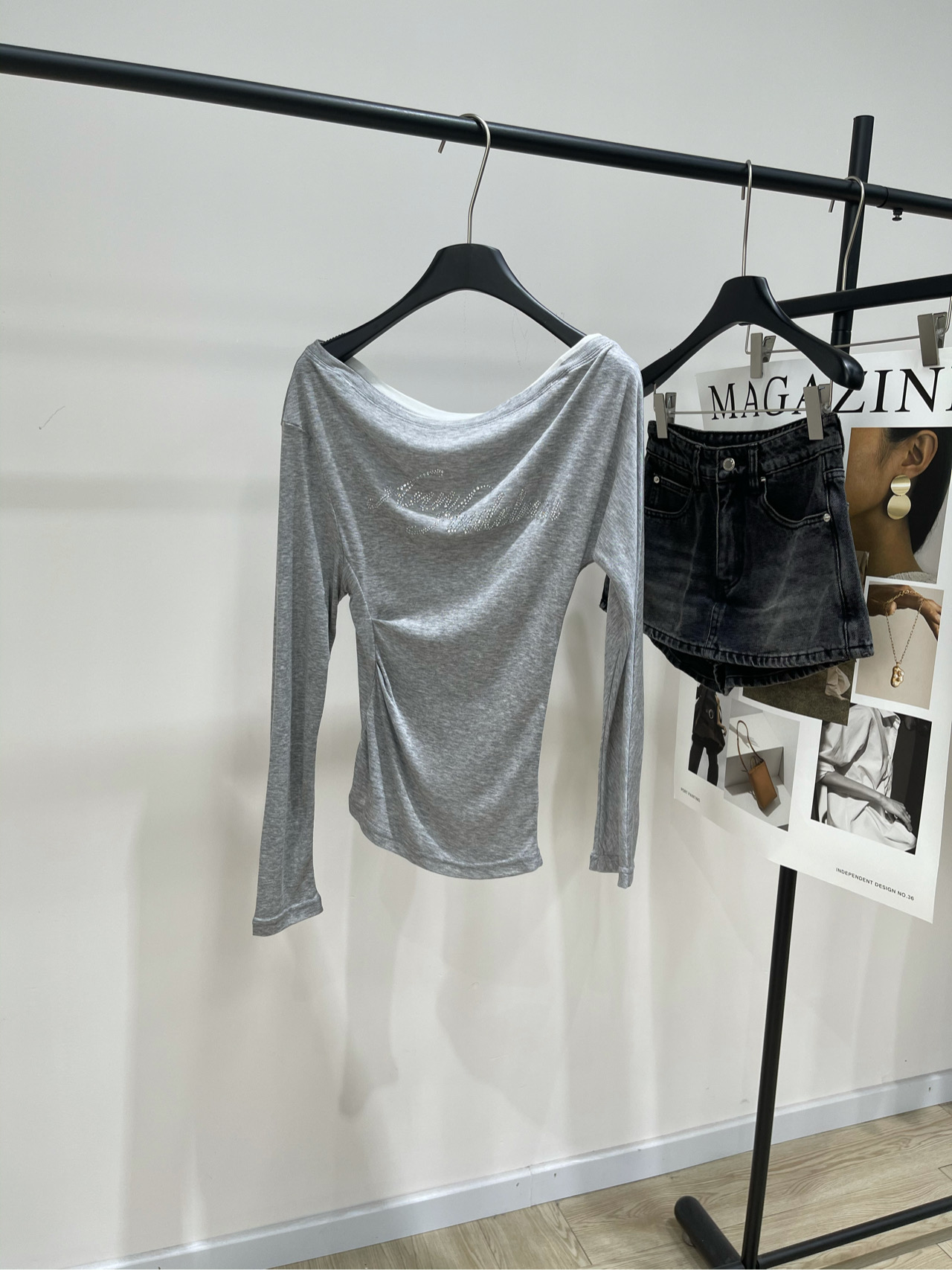 NO:562135,[Ann light gray rhinestone lettering oblique shoulder pleated T] ?, fabric cotton + spandex color light gray *｜Character rhinestone oblique shoulder long-sleeved top 25SS early autumn new style new!  The discreet off-the-shoulder design is particularly eye-catching. Irregular pleats on the side make you look slimmer, and you can wear it with your eyes closed. Ann letters are embellished on the chest, making it a versatile casual style. Flat size: S-shaped collar, bust 74 elasticity, length 55, sleeve length 61. M-shaped collar, bust 78 elasticity, clothing length 56, sleeve length 62. L-shaped collar, bust 82 elasticity, clothing length 57, sleeve length 63.  There will be an error of 2~3cm due to manual measurement, which is within the normal range, alexander wang19860909【Ann浅灰色烫钻字母斜肩褶皱T】 ? ,面料棉+氨纶 颜色浅灰 *｜字母烫钻斜肩长袖上衣 25SS早秋新款上新！ 小心机露肩设计特别吸睛 侧边不规则褶皱显瘦微胖也可以闭眼入 胸前ann字母钉钻点缀,休闲款式百搭 平铺尺码 S一字领,胸围74弹力,衣长55,袖长61 M一字领,胸围78弹力,衣长56,袖长62 L一字领,胸围82弹力,衣长57,袖长63 手工测量会有2~3cm误差属于正常范围,,alexander wang,Women's clothing