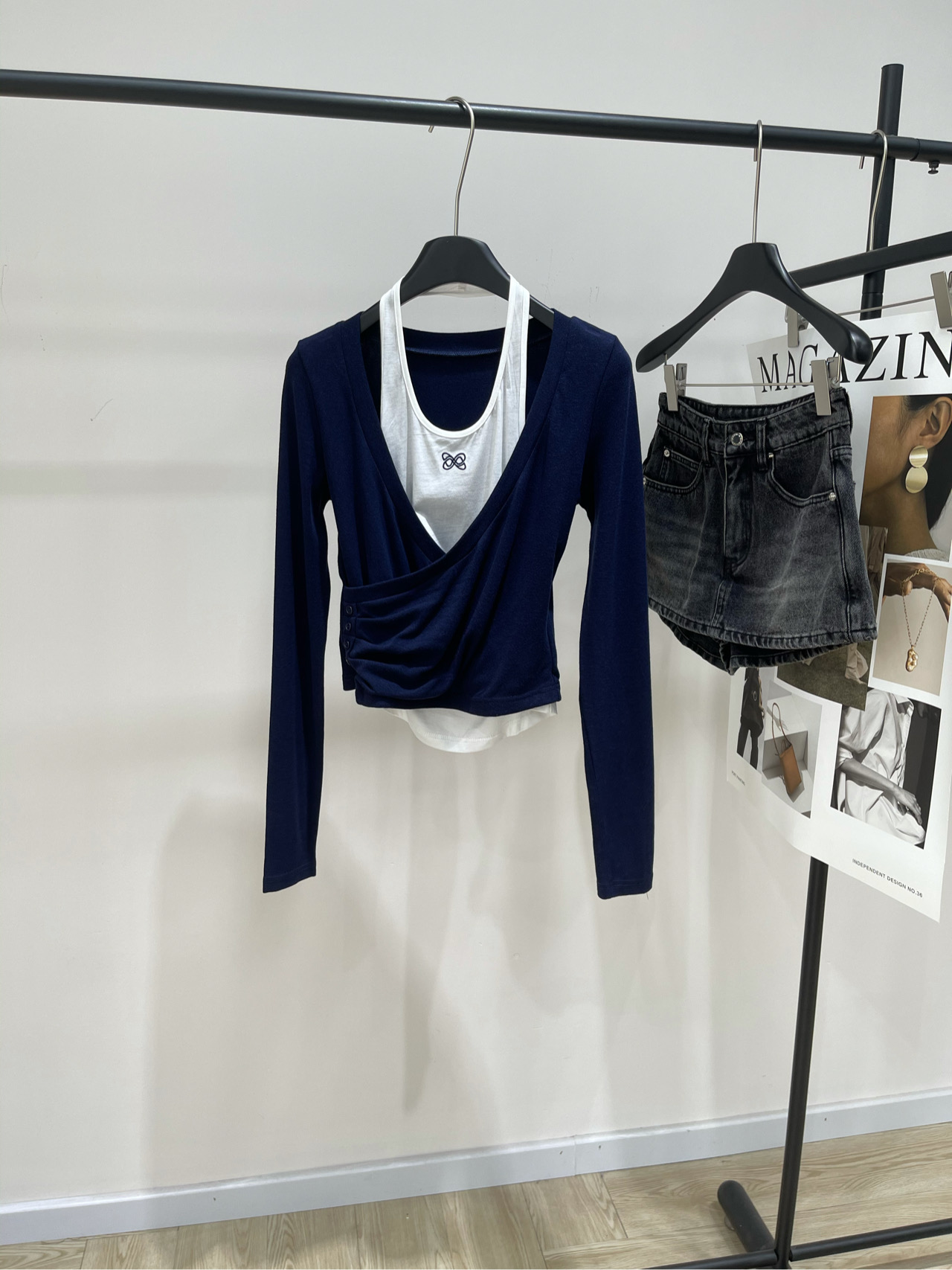 NO:562147,[Ann's navy blue butterfly logo double-layer halter neck long-sleeved T], fabric cotton + spandex, color navy blue *｜Two pieces of halter neck vest, 25SS early autumn new style new!  Halter neck vest is really two sexy tops for hot girls to wear as outerwear. Logo embroidery on the chest, halter neck u-neck and sexy design. Thin knitted v-neck long sleeves. Slim fit hot girls must-have. Flat size S shoulder width 36, bust 76 stretch, length 45, sleeve length 66 M shoulder width 37, bust 80 stretch, length 46, sleeve length 67  L shoulder width 38, bust 84 elastic, length 47, sleeve length 68. There will be an error of 2~3cm due to manual measurement, which is within the normal range., alexander wang19860909【Ann藏蓝蝴蝶标双层挂脖长袖T】 ,面料棉+氨纶 颜色藏蓝 *｜挂脖背心真两件 25SS早秋新款上新！ 挂脖背心真两件性感辣妹上衣外穿 胸前logo刺绣,挂脖u领小心机性感设计 外搭薄款针织v领长袖 修身版型辣妹必备 平铺尺码 S肩宽36,胸围76弹力,衣长45,袖长66 M肩宽37,胸围80弹力,衣长46,袖长67 L肩宽38,胸围84弹力,衣长47,袖长68 手工测量会有2~3cm误差属于正常范围,,alexander wang,Women's clothing