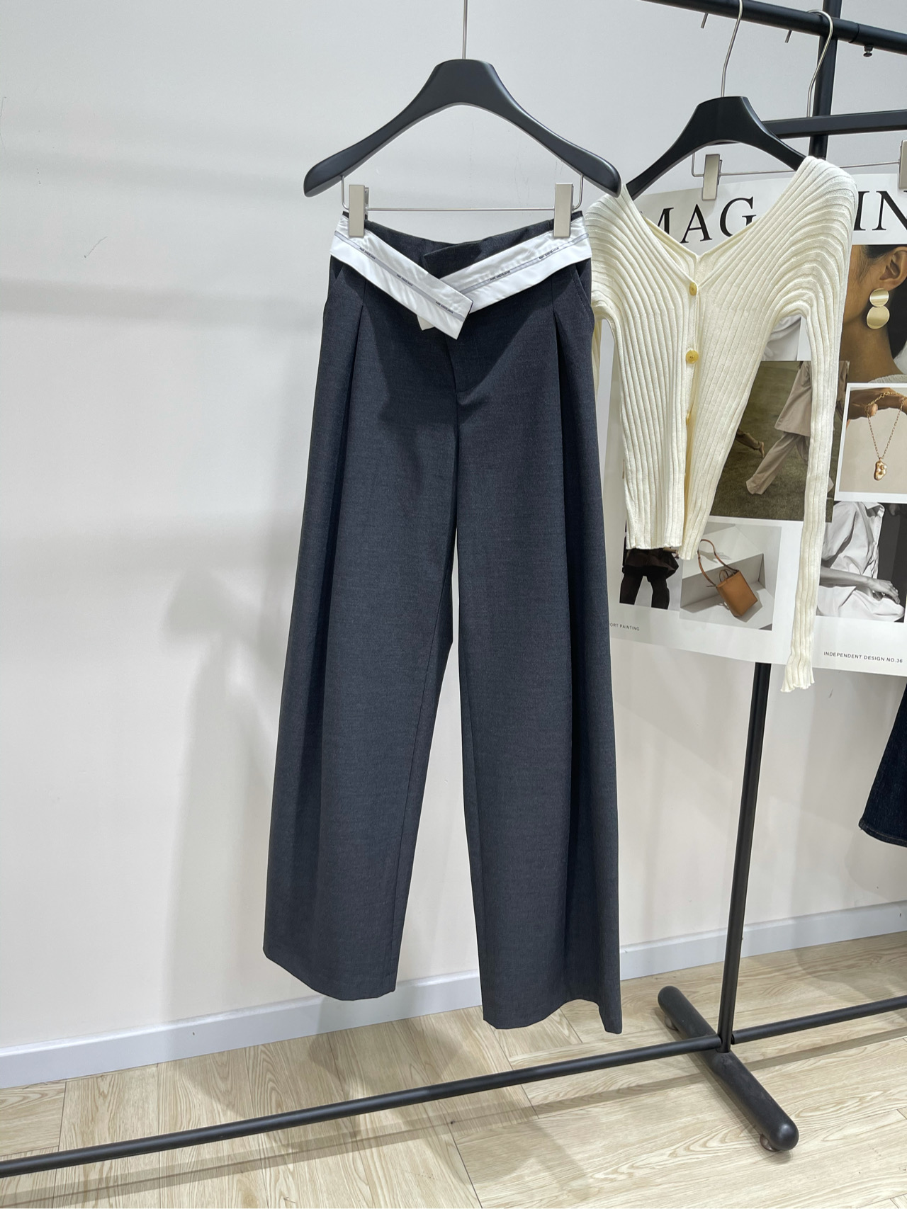 NO:562171,[Ann gray cuffed suit wide-leg trousers], made of worsted rayon and gray in color. ANN ANDELMAN's dark gray cuffed wide-leg suit trousers have a contrasting waistband design that is super layered, simple and high-end. The fabric has good drape and is comfortable to wear. The loose straight version modifies the leg shape, which can be easily managed for commuting and leisure. Paired with a sweater or shirt, you can easily get a simple commuting style. The first choice for spring and autumn! The brand focuses on comfortable and fit tailoring with perfect details, suitable for sisters who like textured outfits~  Flat size S waist 68, hip 102, trouser length 108 M waist 72, hip 106, trouser length 109 L waist 76, hip 110, trouser length 110 There will be an error of 2~3cm in manual measurement, which is within the normal range, shirts, business   suit,alexander wang19860909【Ann灰色翻边西装阔腿长裤】 ,面料精纺人棉 颜色灰色 ANN ANDELMAN这款深灰色翻边阔腿西装裤 撞色腰头设计超有层次感,简约又高级计 面料垂感好,穿着舒适 宽松直筒版型修饰腿型,通勤休闲都能轻松驾驭 搭配针织衫或衬衫,轻松get简约通勤风 春秋季节穿搭首选!品牌主打舒适贴合剪裁 细节满分,适合喜欢质感穿搭的姐妹们~ 平铺尺码 S腰围68,臀围102,裤长108 M腰围72,臀围106,裤长109 L腰围76,臀围110,裤长110 手工测量会有2~3cm误差属于正常范围,,shirts,business suit,alexander wang,Women's clothing