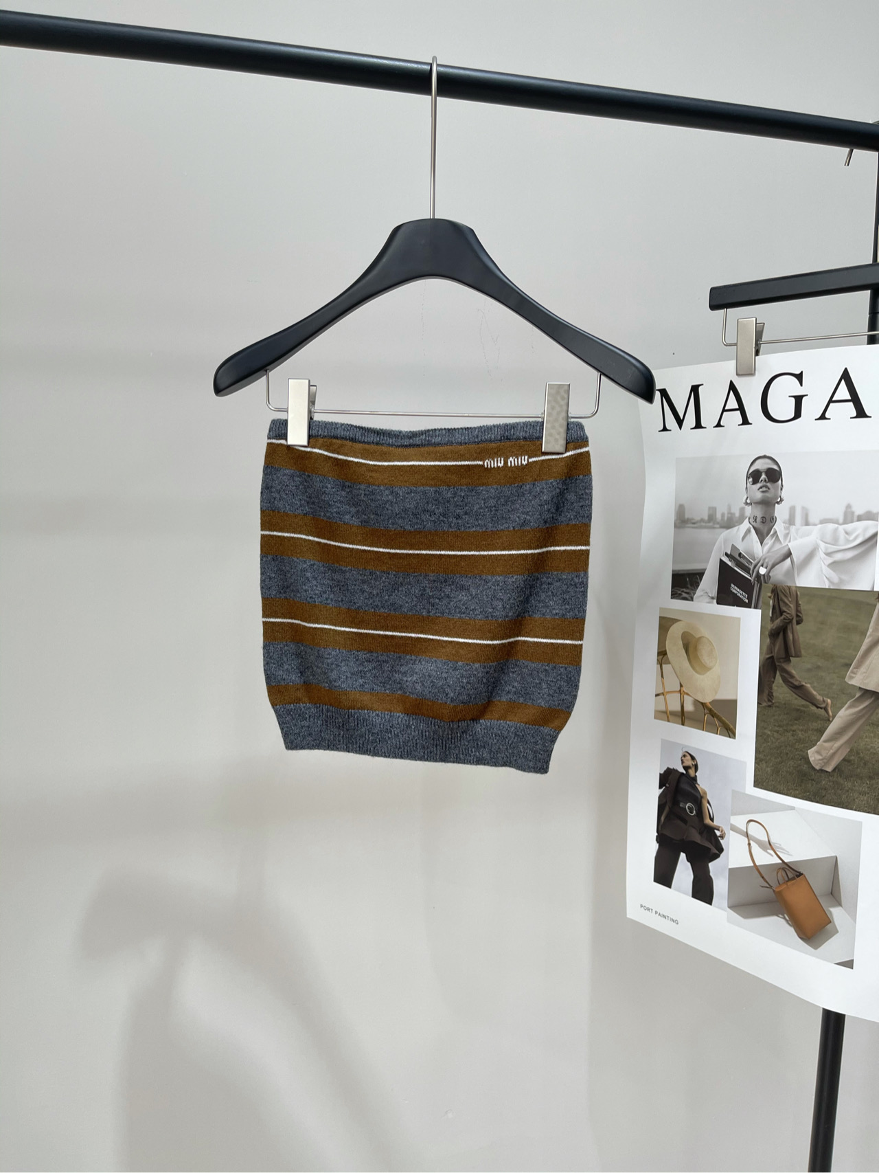 NO:563167,[M gray brown striped knitted tube top], fabric cashmere blend, color gray brown stripes, Miu Miu 25 early autumn series striped cashmere tube top, cashmere material, soft and delicate, perfect for autumn and winter layering! Dark gray + brown + white contrasting stripes, full of retro feel, clavicle lines show in one second. Short design, looks great with high-waisted pants or skirts. It can be worn alone or as an inner layer, light and energetic, and can be easily used for daily commuting and leisure occasions.  It is a must-have and versatile item for the autumn wardrobe. Flat size S bust 64 elastic, length 31 M bust 68 stretch, length 32 L bust 72 stretch, length 33 There will be an error of 2~3cm due to manual measurement, which is within the normal range,,miumiu,skirts,alexander wang19860909【M灰棕条纹针织抹胸】 ,面料羊绒混纺 颜色灰棕条纹 Miu Miu 25早秋系列条纹羊绒抹胸 山羊绒材质,柔软细腻 秋冬叠搭超适合! 深灰+棕色+白色撞色条纹 复古感满满,锁骨线条一秒展现 短款设计,搭配高腰裤或裙装都很出彩 单穿or内搭都OK,轻盈又活力 日常通勤、休闲场合都能轻松驾驭 是秋日衣橱必备百搭单品 平铺尺码 S胸围64弹力,衣长31 M胸围68弹力,衣长32 L胸围72弹力,衣长33 手工测量会有2~3cm误差属于正常范围,,miumiu,skirts,alexander wang,Women's clothing