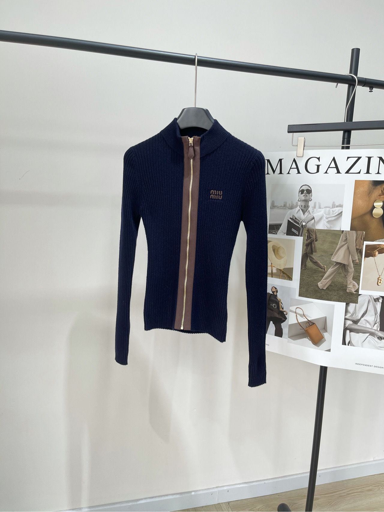 NO:563140,[M navy pit stripe stand-up collar and leather zipper cardigan], made of sheep wool, color navy blue Miu's knitted zipper cardigan, navy blue wool + leather binding, super delicate texture! Front zipper + leather 'Miu' logo, full of retro elegance. Slim cut, looks great with mini skirts or trousers. Can be easily used for daily commuting and going out on the street. The fabric is soft and elastic, comfortable and fashionable to wear. It is a must-have and versatile item for autumn and winter wardrobes!  Flat size S Shoulder width 33, bust 64 stretch, length 56, sleeve length 67 M Shoulder width 34, bust 68 stretch, length 57, sleeve length 68 L Shoulder width 35, bust 72 stretch, length 58, sleeve length 69 Manual measurement will have an error of 2~3cm, which is within the normal range,,miumiu,skirts,alexander   wang19860909【M藏蓝坑条立领拼皮拉链开衫】 ,面料绵羊毛 颜色藏蓝 Miu这款针织拉链开衫 藏蓝色羊毛+皮包边,质感超细腻! 正面拉链+皮革“Miu”标志 复古优雅感拉满计 修身剪裁显瘦,搭配迷你裙或裤装都很出彩 日常通勤、出街都能轻松驾驭 面料柔软有弹性,穿着舒适又时髦 是秋冬衣橱必备百搭单品! 平铺尺码 S肩宽33,胸围64弹力,衣长56,袖长67 M肩宽34,胸围68弹力,衣长57,袖长68 L肩宽35,胸围72弹力,衣长58,袖长69 手工测量会有2~3cm误差属于正常范围,,miumiu,skirts,alexander wang,Women's clothing