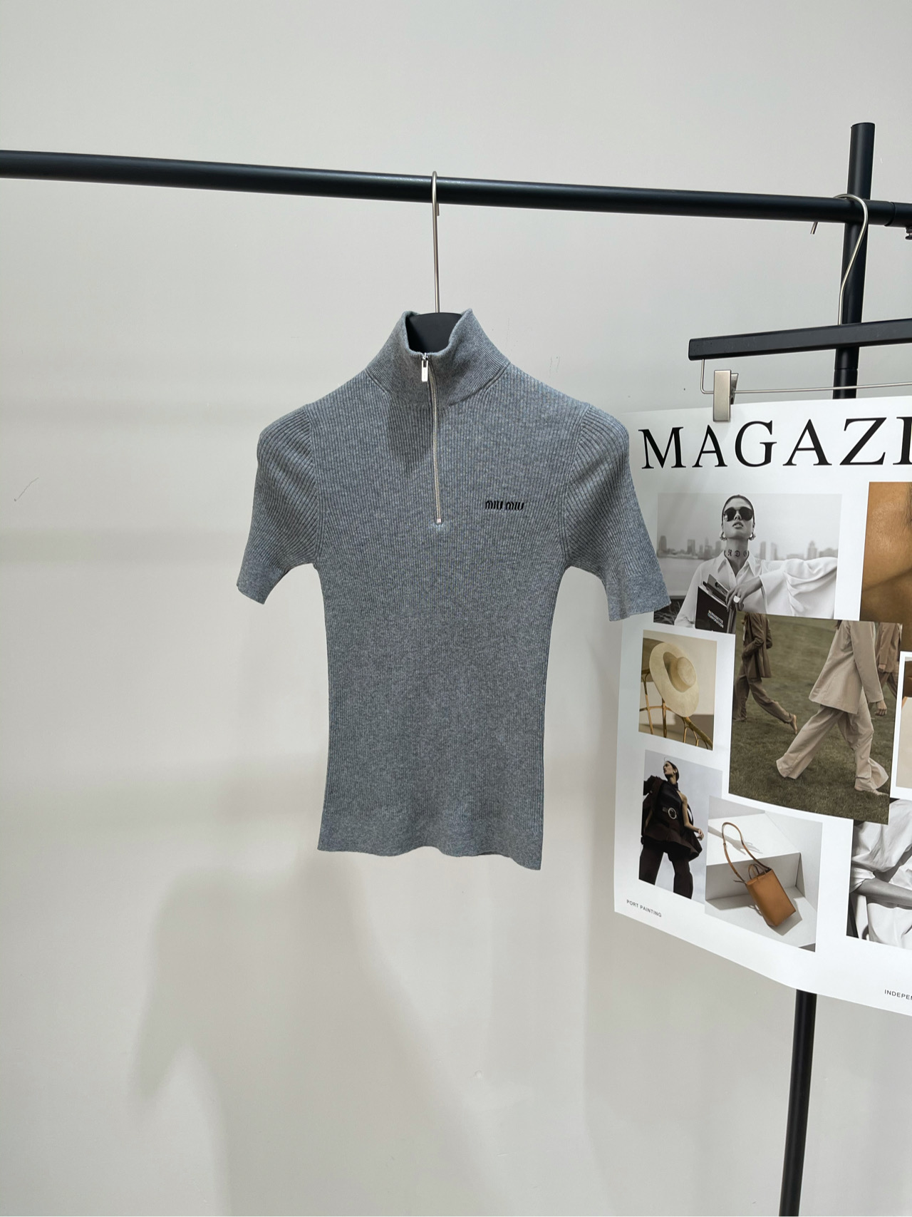 NO:563148,[M light gray half-zip stand-collar thin knitted short-sleeve], the fabric is selected cotton, the color is light gray, the Miu half-zip knitted short-sleeved, selected cotton material, soft and delicate, super comfortable to wear in autumn and winter! The half-zip design can be freely switched between high collar or short collar, full flexibility in dressing. The jacquard LOGO on the chest is low-key and recognizable. The gray is versatile, and it is great to wear alone or as an inner layer. It can be used for daily commuting ~ the shoulder version looks slim and neat  It is a classic and unmistakable daily essential! Flat size S Shoulder width 26, bust 56 stretch, length 52, sleeve length 22 M Shoulder width 27, bust 60 stretch, length 53, sleeve length 23 L Shoulder width 28, bust 64 stretch, length 54, sleeve length 24   There will be an error of 2~3cm due to manual measurement, which is within the normal range,,miumiu,T-shirt,alexander wang19860909【M浅灰色半拉链立领薄针织短袖】 ,面料精选棉 颜色浅灰色 Miu半拉链针织短袖,精选棉材质,柔软细腻 秋冬穿超舒服!半拉链设计可自由切换高领or短领 穿搭灵活度满分 胸前LOGO提花,低调又有辨识度 灰色百搭,单穿or内搭都很赞 通勤日常都能hold住~正肩版型显瘦利落 是经典不出错的日常必备款! 平铺尺码 S肩宽26,胸围56弹力,衣长52,袖长22 M肩宽27,胸围60弹力,衣长53,袖长23 L肩宽28,胸围64弹力,衣长54,袖长24 手工测量会有2~3cm误差属于正常范围,,miumiu,T-shirt,alexander wang,Women's clothing