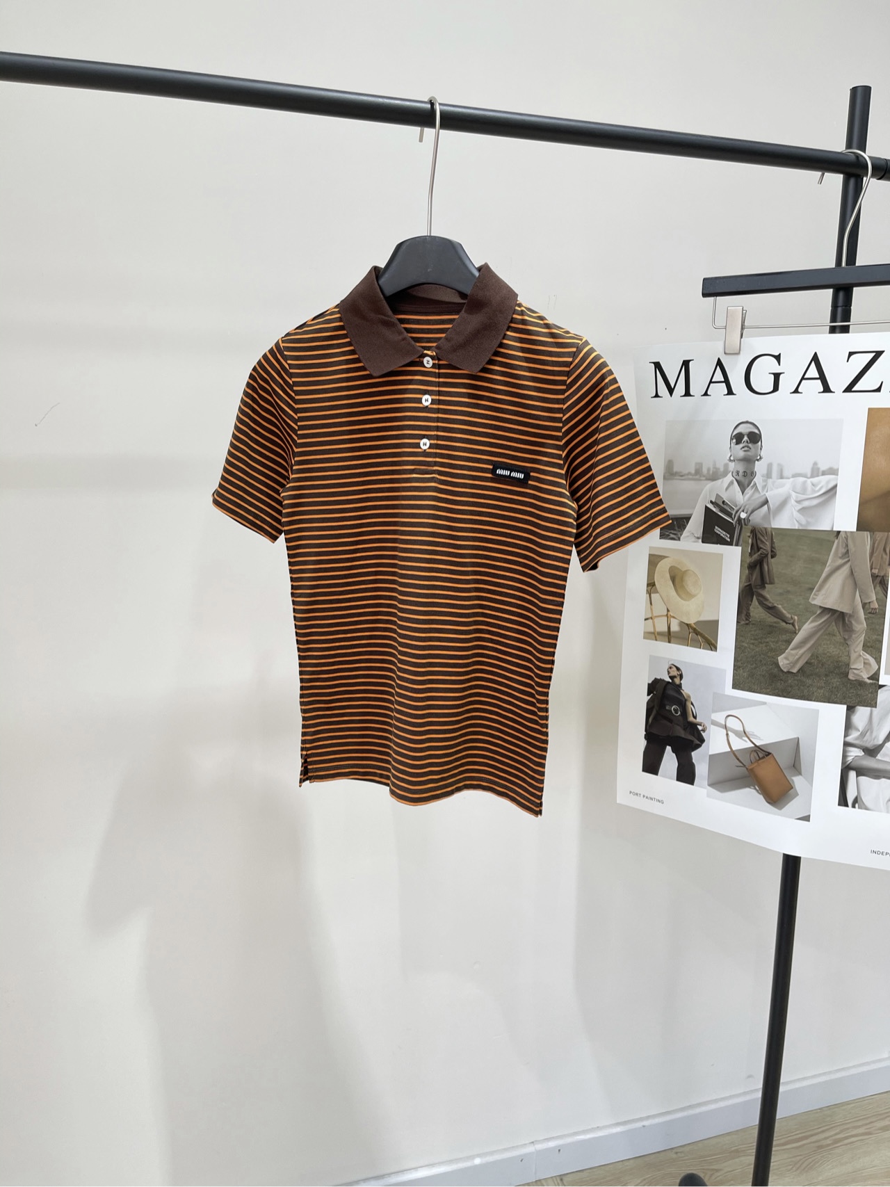 NO:564359,[M Orange Brown Stripe Logo Polo Short Sleeve T], Fabric Cotton Color Orange Brown Stripe Miu's contrasting striped Polo shirt is a Japanese pop-up store limited edition. Brown and orange stripes with dark brown lapels, full of retro college style! The knitted fabric is soft and comfortable. Straight shoulder cut + classic buttons, exquisite details. Logo embroidery on the chest enhances recognition. It can be easily worn for daily commuting or leisure. It goes well with skirts or casual pants. A must-have for autumn and winter atmosphere. Flat size  S Shoulder width 34, bust 80 micro-elastic, length 55, sleeve length 21 M Shoulder width 35, bust 84 micro-elastic, length 56, sleeve length 22 L Shoulder width 36, bust 88 micro-elastic, clothing length 57, sleeve length 23   There will be an error of 2~3cm due to manual measurement, which is within the normal range,,miumiu,skirts,T-shirt,alexander wang19860909【M橙棕条纹徽标polo短袖T】 ,面料棉 颜色橙棕条纹 Miu这款撞色条纹Polo衫是日本快闪店限定款 棕色与橙色条纹搭配深棕翻领 复古学院风满满!针织面料柔软舒适 正肩剪裁+经典纽扣,细节精致计 胸前徽标刺绣提升辨识度 日常通勤或休闲都能轻松驾驭 搭配半裙或休闲裤都很出彩 秋冬氛围感穿搭必备 平铺尺码 S肩宽34,胸围80微弹力,衣长55,袖长21 M肩宽35,胸围84微弹力,衣长56,袖长22 L肩宽36,胸围88微弹力,衣长57,袖长23 手工测量会有2~3cm误差属于正常范围,,miumiu,skirts,T-shirt,alexander wang,Women's clothing
