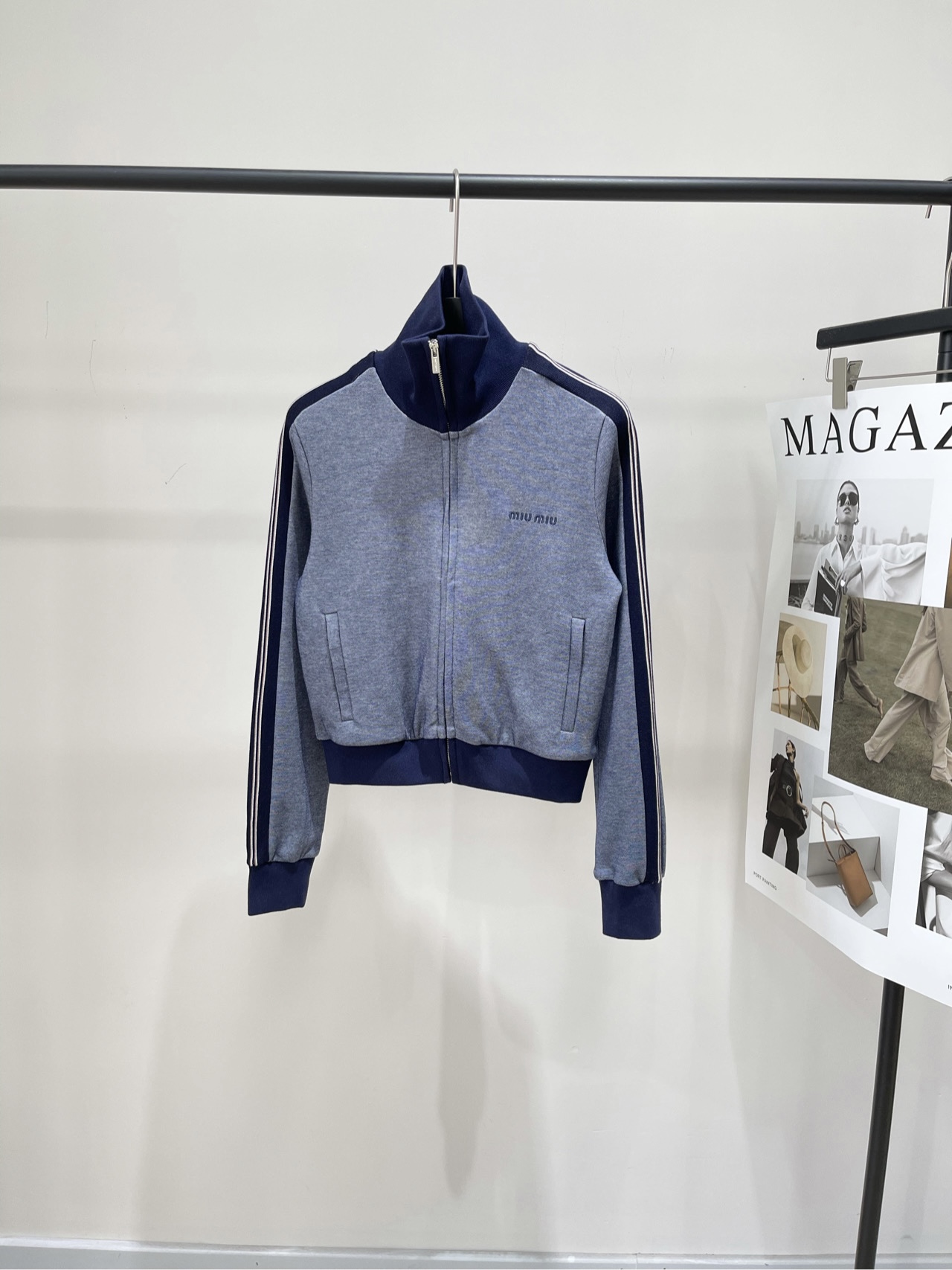 NO:564380,[M Grey-Blue Web Zipper Sports Short Jacket], fabric cotton, gray-blue color matching, Miu's gray sports-style jacket, soft knitted fabric, comfortable and warm to wear. Dark blue stripes + zipper design, full of retro sporty feel, short cut, looks great with high-waisted pants or skirts. Dark blue splicing on the cuffs and hem, full of layering. 'Miu' embroidery on the chest, full of brand sense. Suitable for daily life or light sports in autumn and winter. Sweet and cool retro style is easy to achieve!  Flat size S Shoulder width 37, bust 86 slightly elastic, length 49, sleeve length 60 M Shoulder width 38, bust 90 slight stretch, length 50, sleeve length 61 L Shoulder width 39, bust 94 slightly stretch, length 51, sleeve length 62 There will be an error of 2~3cm in manual measurement, which is within the normal range,,miumiu,skirts,jackets &   coats,alexander wang19860909【M灰蓝织带拉链运动短外套】 ,面料棉 颜色灰蓝拼色 Miu这款灰色运动风外套,柔软针织面料 穿着舒适又保暖.深蓝条纹+拉链设计 复古运动感满满,短款剪裁 搭配高腰裤或裙装都很出彩 袖口和下摆深蓝拼接,层次感十足 胸前“miu”刺绣,品牌感拉满 秋冬日常或轻运动都适合 甜酷复古风轻松拿捏! 平铺尺码 S肩宽37,胸围86微弹力,衣长49,袖长60 M肩宽38,胸围90微弹力,衣长50,袖长61 L肩宽39,胸围94微弹力,衣长51,袖长62 手工测量会有2~3cm误差属于正常范围,,miumiu,skirts,jackets & coats,alexander wang,Women's clothing