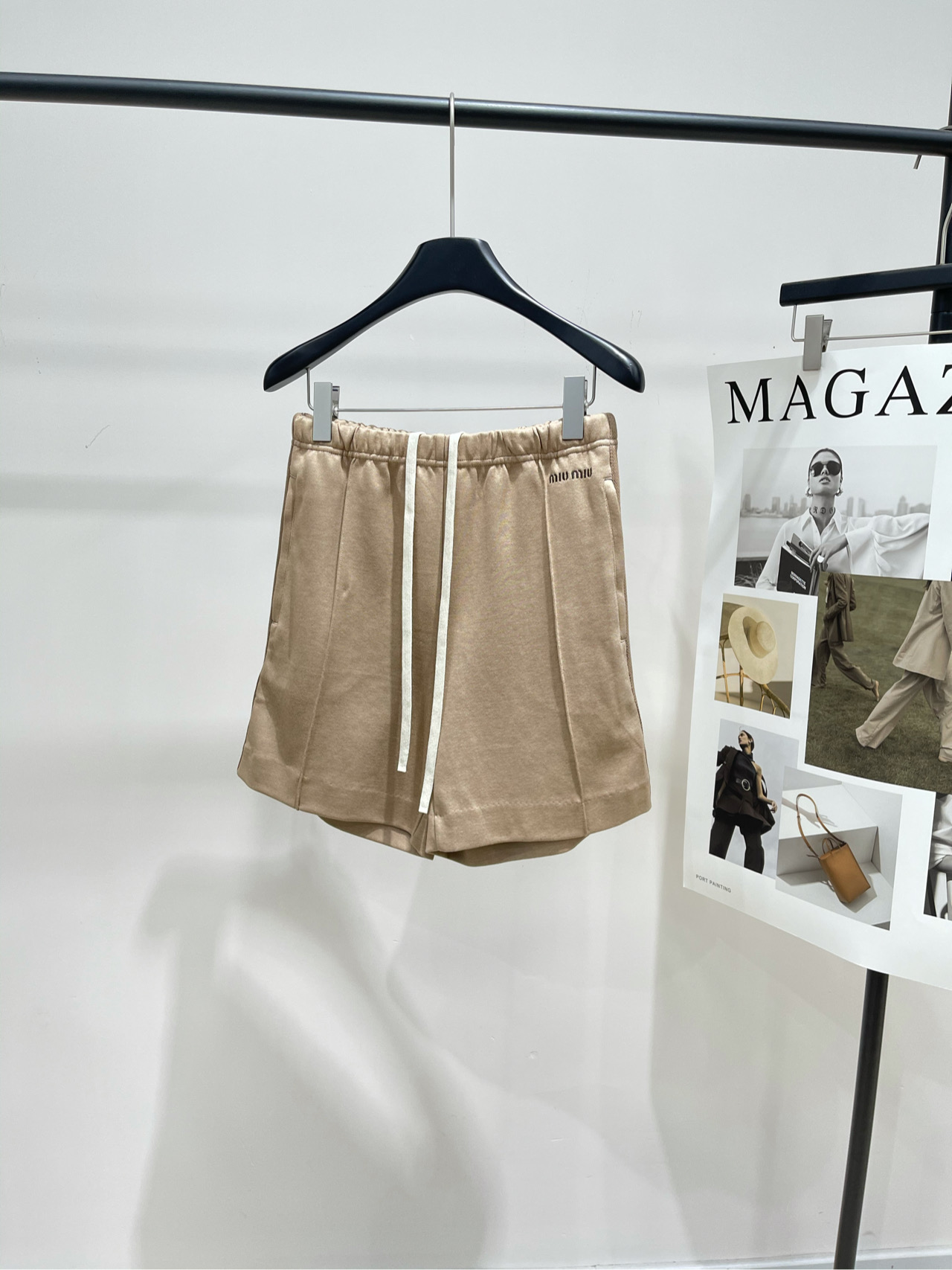 NO:566324,[M khaki web drawstring casual shorts], made of 100% cotton, color khaki, Miu drawstring shorts, light and breathable fabric, super comfortable to wear in spring and summer. The drawstring design can be adjusted freely. The waist fits well and is easy to put on and take off ~ the legs are loose. It is versatile for daily outings or leisure. It can be matched with T-shirts, shirts, and sweaters. Simple style. Practical and fashionable, can be easily controlled for commuting, shopping, and vacation. Perfect comfort! Flat size  S waist 66 elastic, hip 98 micro-elastic, pants length 45 M waist 70 elastic, hip 102 micro-elastic, trouser length 46 L waist 74 elastic, hip 106 micro-elastic, trouser length 47 Manual measurement will have an error of 2~3cm, which is within the normal range,,miumiu,shorts,shirts,tees,t-shirt,alexander wang19860909【M卡其色织带抽绳休闲短裤】 ,面料全棉 颜色卡其色 Miu抽绳短裤,轻薄透气面料,春夏穿超舒服 抽绳设计可自由调节松紧 腰部贴合又方便穿脱~裤腿宽松 日常出街或休闲都很百搭 配T恤、衬衫、针织衫都OK计,简约风格 实用又时髦,通勤、逛街、度假都能轻松驾驭 舒适感满分! 平铺尺码 S腰围66弹力,臀围98微弹力,裤长45 M腰围70弹力,臀围102微弹力,裤长46 L腰围74弹力,臀围106微弹力,裤长47 手工测量会有2~3cm误差属于正常范围,,miumiu,shorts,shirts,tees，t-shirt,alexander wang,Women's clothing