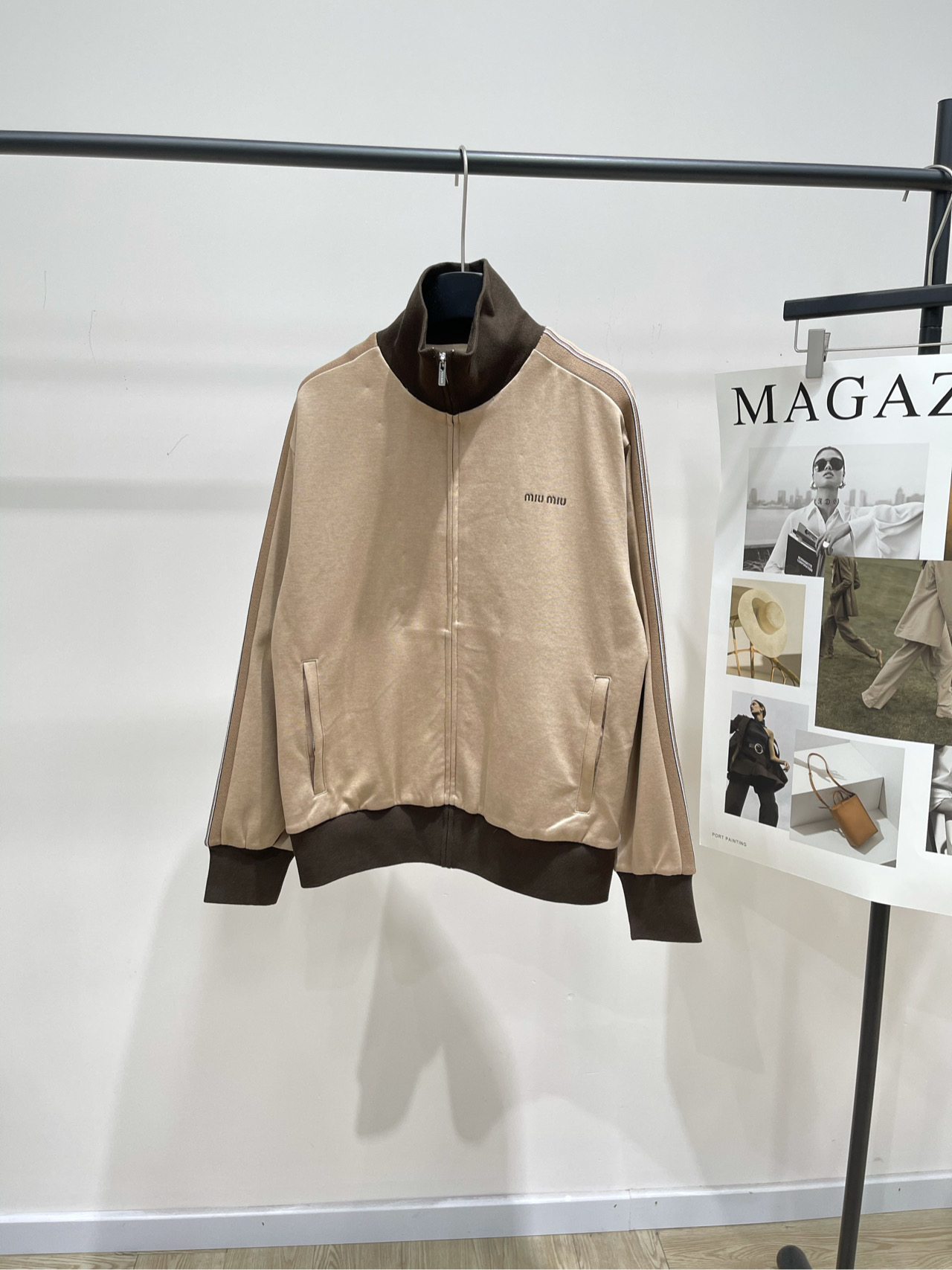 NO:566330,[M khaki web sports zipper jacket], made of 100% cotton, color khaki, Miu khaki sports style jacket, cotton fabric + dark brown suede splicing, full of retro college feel! Zipper closure + side stripes, full of sporty atmosphere, cuffs and hem suede splicing super layered design, 'Miu' embroidery on the chest is low-key and exquisite, can be worn for daily or light sports, looks great with shorts and jeans of the same color  Layered coats are also very fashionable in autumn and winter, practical and versatile! Flat size S shoulder width 49, bust 112, length 65, sleeve length 59 M shoulder width 50, chest 116, length 66, sleeve length 60 L shoulder width 51, chest 120, length 67, sleeve length 61   There will be an error of 2~3cm due to manual measurement, which is within the normal range,,miumiu,shorts,jeans,jackets & coats,jackets & coats,chamois leather,alexander wang19860909【M卡其色织带运动拉链外套】 ,面料全棉 颜色卡其色 Miu卡其色运动风夹克 棉质面料+深棕麂皮拼接 复古学院感满满!拉链开合+侧边条纹 运动气息十足 袖口和下摆麂皮拼接超有层次感计 胸前“Miu”刺绣低调精致 日常或轻运动都能穿 搭配同色系短裤、牛仔裤都很出彩 秋冬叠穿外套也很时髦,实用又百搭! 平铺尺码 S肩宽49,胸围112,衣长65,袖长59 M肩宽50,胸围116,衣长66,袖长60 L肩宽51,胸围120,衣长67,袖长61 手工测量会有2~3cm误差属于正常范围,,miumiu,shorts,jeans,jackets & coats,jackets & coats,chamois leather,alexander wang,Women's clothing