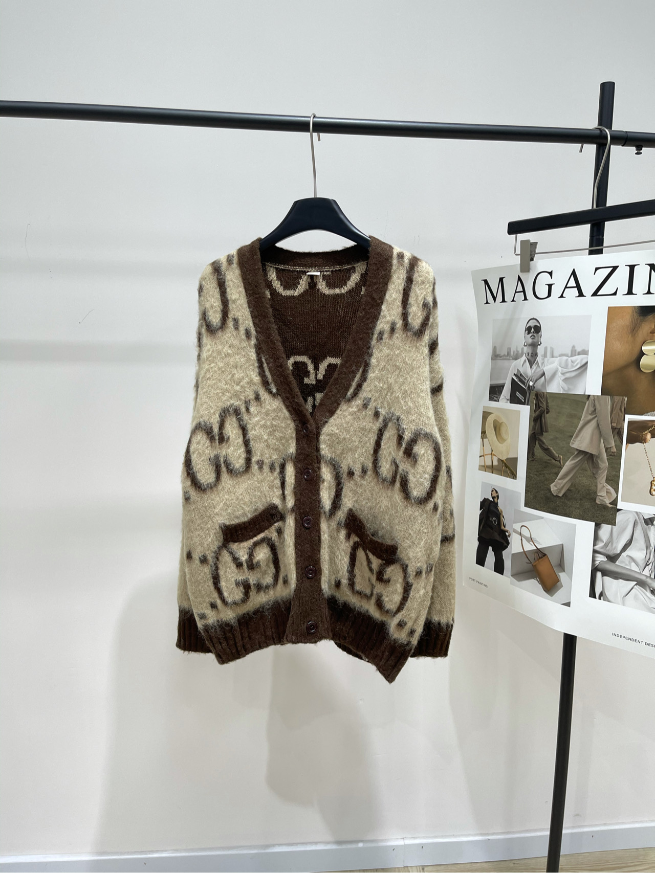 NO:566354,[Zhou Yangqing GG letter cardigan], fabric mohair + wool blend, color mocha, custom-engraved logo buttons, gentle mocha maroon, the warmth of autumn. Walking on the streets at dusk, accompanied by fallen leaves, becomes the most beautiful scenery in the noisy city. The furry texture of mohair wraps yourself up, warm and comfortable. This can be worn reversibly by removing the wash label. It also looks great casually with jeans/air pants. Flat size  XS shoulder width 61, bust 128, dress length 67, sleeve length 48 S shoulder width 62, chest 132, dress length 69, sleeve length 49 M shoulder width 63, chest 136, dress length 71, sleeve length 50 There will be an error of 2~3cm in manual measurement, which is within the normal range, jeans, alexander wang19860909【周扬青GG字母开衫】 ,面料马海毛+羊毛混纺 颜色摩卡色 定制雕刻logo纽扣 温柔的摩卡栗色 属于秋天的温暖 踩着日落走在黄昏街道 伴着落叶成了喧闹城中最美的风景 马海毛茸茸的质感 大大的将自己包裹起来,温暖惬意 这款把水洗标拆掉就可以正反两穿 搭配牛仔裤/空气裤随意也很美 平铺尺码 XS肩宽61,胸围128,衣长67,袖长48 S肩宽62,胸围132,衣长69,袖长49 M肩宽63,胸围136,衣长71,袖长50 手工测量会有2~3cm误差属于正常范围,,jeans,alexander wang,Women's clothing