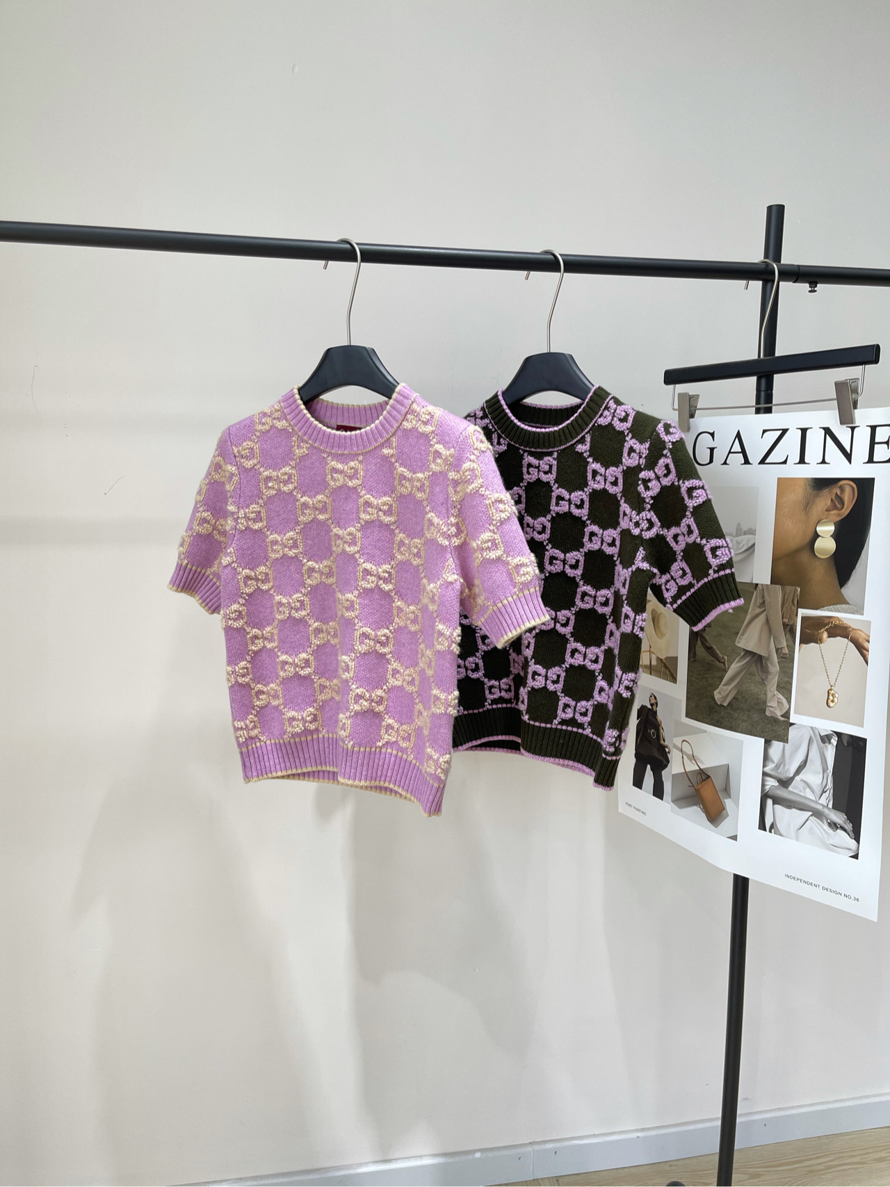 NO:568316,[GG terry embroidered round neck knitted short sleeves], fabric and wool blend, color taro purple, dark green, GG jacquard wool knitted short sleeves, made of wool knot velvet material, soft, comfortable and warm. Classic double G jacquard design, retro and modern. Slim tailoring to show off your figure. The purple model is gentle and romantic, and the black model is mysterious and elegant. It can be easily used for daily commuting or gatherings. The knitting process is exquisite and the details are perfect. The wool material is delicate, dry cleaning is recommended~ Pair with simple trousers or skirts.  Easily get a high-end relaxed look! Flat size S Shoulder width 34, bust 86 stretch, length 49, sleeve length 24 M Shoulder width 35, bust 90 stretch, length 50, sleeve length 25 L Shoulder width 36, bust 94 stretch, length 51, sleeve length 26   There will be an error of 2~3cm due to manual measurement, which is within the normal range, skirts, T-shirts, alexander wang19860909【GG毛巾绣圆领针织短袖】 ,面料羊毛混纺 颜色香芋紫、墨绿色 GG提花羊毛针织短袖 采用羊毛结子绒材 质,柔软舒适又保暖 经典双G提花设计,复古摩登 修身剪裁超显身材计 紫色款温柔浪漫,黑色款神秘优雅 日常通勤或聚会都能轻松驾驭 针织工艺精致,细节满分 羊毛材质娇贵,建议干洗哦~ 搭配简约裤装或裙装, 轻松get高级松弛感穿搭! 平铺尺码 S肩宽34,胸围86弹力,衣长49,袖长24 M肩宽35,胸围90弹力,衣长50, 袖长25 L肩宽36,胸围94弹力,衣长51,袖长26 手工测量会有2~3cm误差属于正常范围,,skirts,T-shirt,alexander wang,Women's clothing