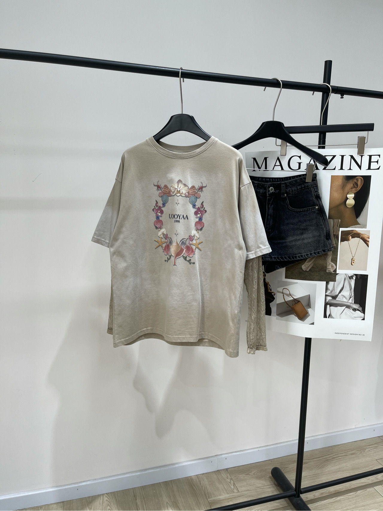 NO:568327,[Uya Sea Shell Printed Round Neck Long Sleeve T], fabric cotton + lace, color khaki, UOOYAA 'Fantasy Undersea' series fake two-piece T-shirt, beige cotton + shell flower print, romantic and interesting! Loose short sleeves on the outside, lace on the inside. Long sleeves, full of layers, perfect for layering in early autumn. Dirty washing process, old texture is super personalized. The straight version is very tolerant. Comfortable and fashionable, can be easily used in daily or light formal occasions.  Flat size S shoulder width 53, chest 110, length 66, sleeve length 55 M shoulder width 54, chest 114, length 67, sleeve length 56 L shoulder width 55, chest 118, length 68, sleeve length 57 Manual measurement will have an error of 2~3cm, which is within the normal range, T-shirt, tees, t-shirt, alexander   wang19860909【乌丫海底贝壳印花圆领长袖T】 ,面料棉+蕾丝 颜色卡其色 UOOYAA「奇幻海底」系列假两件T恤 米色棉质+贝壳花卉印花 浪漫又有趣!外层宽松短袖,内搭蕾丝 长袖,层次感满满,初秋叠穿超适合 喷脏水洗工艺,做旧质感超有个性 直筒版型包容性强 舒适又时髦,日常或轻正式场合都能轻松驾驭计 平铺尺码 S肩宽53,胸围110,衣长66,袖长55 M肩宽54,胸围114,衣长67,袖长56 L肩宽55,胸围118,衣长68,袖长57 手工测量会有2~3cm误差属于正常范围,,T-shirt,tees，t-shirt,alexander wang,Women's clothing