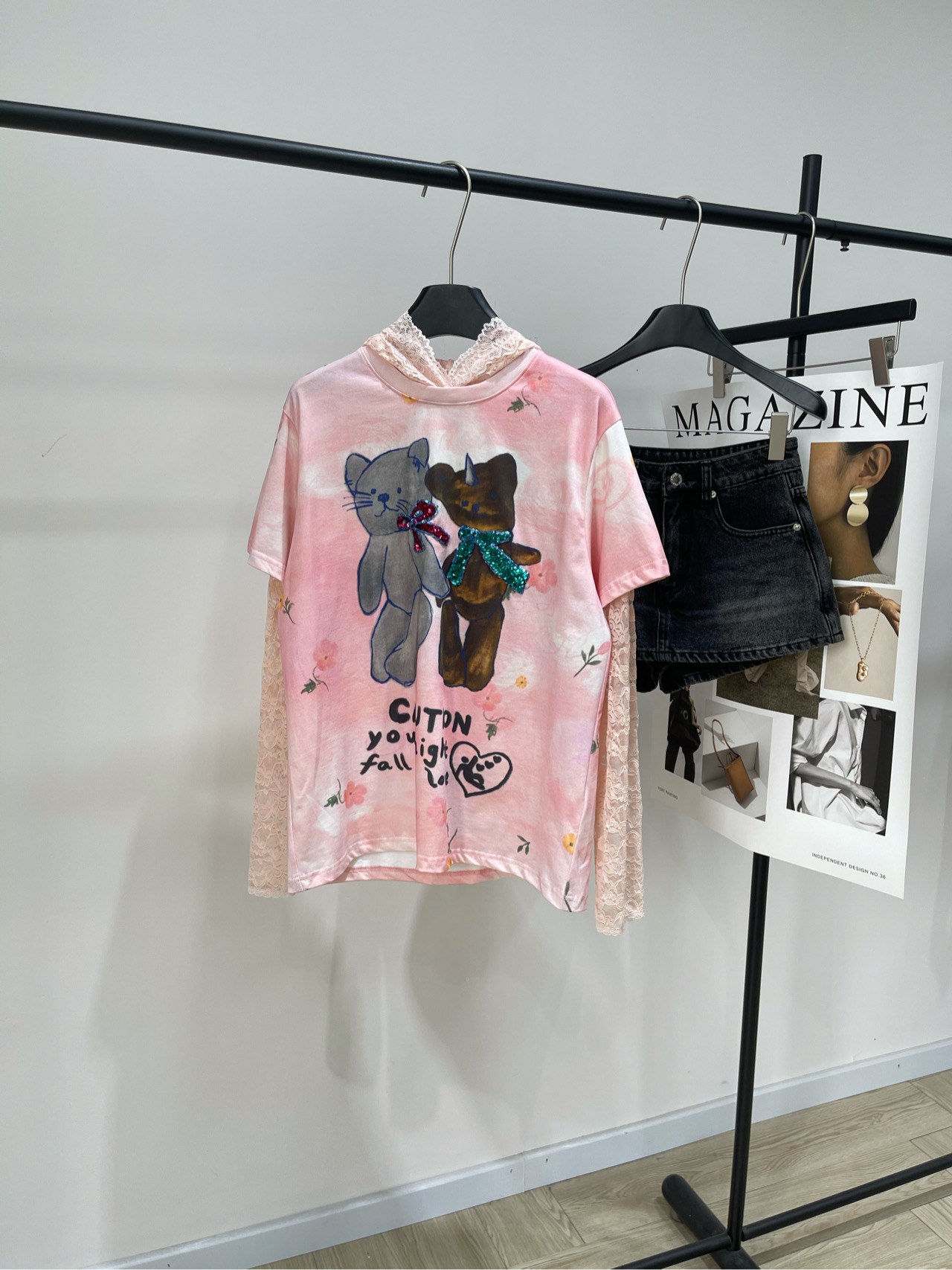 NO:568331,[FOR pink bear lace hooded long-sleeved T], fabric cotton, color pink, FORDARE early autumn series T-shirt, pink main tone + hand-painted panda cat pattern, full of girly feeling! Lace splicing cuffs and hood, super exquisite details, soft cotton fabric, comfortable to wear, suitable for daily casual or light sports. Fake two-piece design, full of layering. It goes well with jeans or long skirts. You can switch sweet and cool or gentle at will~ Suitable for sisters who like personalized dressing! Flat size  S Shoulder width 43, bust 102, length 66, sleeve length 62 M Shoulder width 44, bust 106, length 67, sleeve length 63 L Shoulder width 45, bust 110, length 68, sleeve length 64   There will be an error of 2~3cm due to manual measurement, which is within the normal range, skirts, jeans, tees, t-shirts, hats, alexander wang19860909【FOR粉色小熊蕾丝连帽长袖T】 ,面料棉 颜色粉色 FORDARE早秋系列T恤 粉色主调+手绘小熊猫咪图案 少女感满满!蕾丝拼接袖口和连帽,细节超精致 柔软棉质面料,穿着舒适 日常休闲或轻运动都 OK 假两件设计,层次感十足 搭配牛仔裤或长裙都很出彩 甜酷or温柔随心切换~ 适合喜欢个性穿搭的姐妹们! 平铺尺码 S肩宽43,胸围102,衣长66,袖长62 M肩宽44,胸围106,衣长67,袖长63 L肩宽45,胸围110,衣长68,袖长64 手工测量会有2~3cm误差属于正常范围,,skirts,jeans,tees，t-shirt,hats,alexander wang,Women's clothing