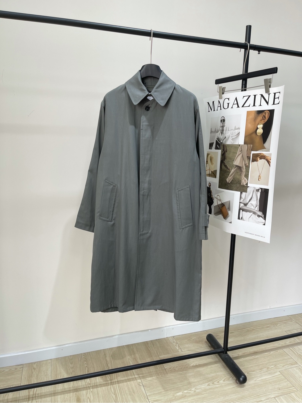 NO:568304,[mm6 temperament gray long lapel windbreaker], fabric viscose fiber, color gray, loose fit gray windbreaker This gray windbreaker has a loose design, soft and delicate fabric, comfortable and drapey to wear. Long cut + broad shoulder cape, full of layering. It makes you look taller and slimmer, especially suitable for small sisters. Classic lapel + cuff buttons, full of details. Very suitable for spring and autumn, easy to manage for commuting and leisure. Pair with a shirt or sweater. Simple and design, fashionable and practical!  Flat size S shoulder width 43, bust 106, length 108, sleeve length 60 M shoulder width 44, chest 110, length 109, sleeve length 61 L shoulder width 45, chest 114, length 110, sleeve length 62 There will be an error of 2~3cm in manual measurement, which is normal, masion   margiela,shirts,alexander wang19860909【mm6气质灰色长款翻领风衣】 ,面料粘胶纤维 颜色灰色 宽松版型灰色风衣 这款灰色风衣宽松设计 柔软细腻面料,穿着舒适又有垂感 长款剪裁+宽肩斗篷,层次感满满 显高显瘦,特别适合小个子姐妹 经典翻领+袖口纽扣,细节感拉满 春秋季节超适合,通勤休闲都能轻松驾驭 搭配衬衫或针织衫 简约又有设计感,时髦又实用! 平铺尺码 S肩宽43,胸围106,衣长108,袖长60 M肩宽44,胸围110,衣长109,袖长61 L肩宽45,胸围114,衣长110,袖长62 手工测量会有2~3cm误差属于正常范围,,masion margiela,shirts,alexander wang,Women's clothing