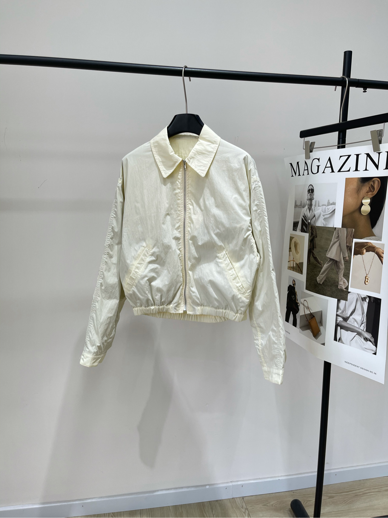 NO:568312,[Lem cream apricot zipper jacket], fabric cotton + nylon, color cream apricot, Lemaire cream light jacket for early autumn, representative of minimalist style, light fabric suitable for early autumn wear, casual and refined, stand-up collar adds a frank temperament, cream color is gentle and versatile, easy to control for commuting and leisure. Unisex, tolerant of various body shapes. Paired with loose trousers or skirts, easy to get a high-end sense of relaxation. It is the preferred item for mature dressing philosophy. Flat size  S shoulder width 51, chest circumference 108, length 58, sleeve length 58 M shoulder width 52, chest circumference 112, length 59, sleeve length 59 L shoulder width 53, bust 116, length 60, sleeve length 60 Manual measurement will have an error of 2~3cm, which is within the normal range, skirts, jackets & coats, alexander wang19860909【Lem奶油杏拉链夹克】 ,面料棉+锦纶 颜色奶油杏 Lemaire奶油色早秋轻薄夹克 极简风格代表,轻薄面料适合早秋穿搭 随性又精致,立领增添率性气质 奶油色温柔百搭,通勤休闲都能轻松驾驭 男女通用,包容多种身材 搭配宽松裤装或裙装 轻松get高级松弛感 是成熟穿搭哲学的优选单品 平铺尺码 S肩宽51,胸围108,衣长58,袖长58 M肩宽52,胸围112,衣长59,袖长59 L肩宽53,胸围116,衣长60,袖长60 手工测量会有2~3cm误差属于正常范围,,skirts,jackets & coats,alexander wang,Women's clothing