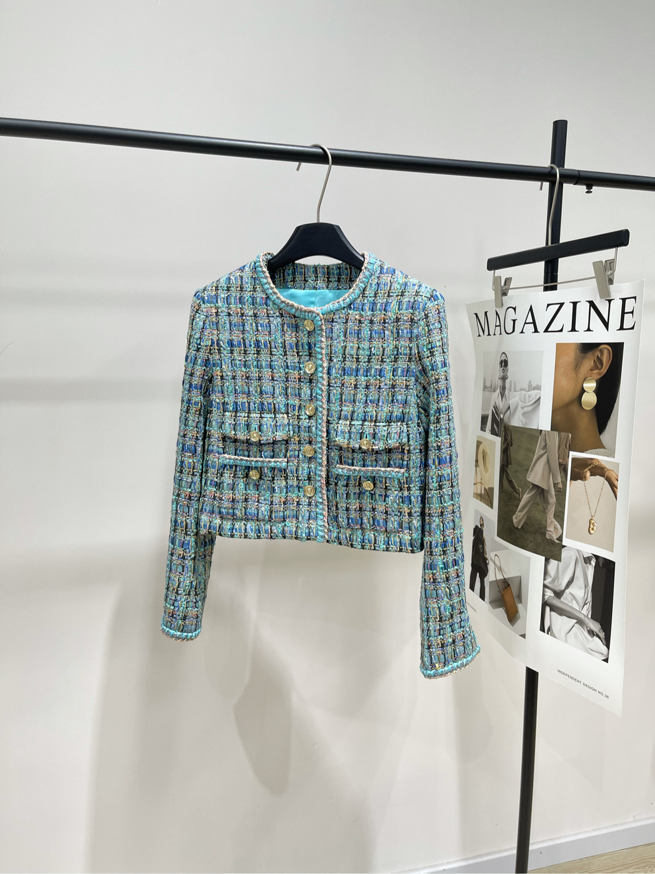 NO:568322,[Xiaoxiang peacock blue woven tweed jacket], fabric wool tweed color peacock blue Chane*25A series peacock blue tweed jacket produced by high-end handmade workshop, blue and green gold interweaving, twill texture ultra-fine clock, metal lion head buttons + short silhouette, retro elegance and temperament, cuffs and body details are full of French style! It goes well with skirts or trousers. A must-have for early autumn, looks white and high-end.  It is the favorite of little girls with fragrant style~ It can be easily used in daily commuting or formal occasions. Fashionable and aura. Flat size S shoulder width 39, chest circumference 90, dress length 44, sleeve length 59 M shoulder width 40, chest girth 94, dress length 45, sleeve length 60 L shoulder width 41, chest girth 98, dress length 46, sleeve length 61   There will be an error of 2~3cm due to manual measurement, which is within the normal range,,chanel,skirts,jackets & coats,alexander wang19860909【小香孔雀蓝编织粗花呢外套】 ,面料羊毛粗花呢 颜色孔雀蓝 Chane*25A系列孔雀蓝粗花呢外套 高级手工坊出品,蓝绿金丝交织 斜纹肌理超精致钟 金属狮子头纽扣+短款廓形,复古优雅又显气质 袖口和衣身细节满分 法式格调拉满!搭配裙装或裤装都很出彩 早秋穿搭必备,显白又高级 是小香风女孩的心头好~ 日常通勤或正式场合都能轻松驾驭 时髦又有气场 平铺尺码 S肩宽39,胸围90,衣长44,袖长59 M肩宽40,胸围94,衣长45,袖长60 L肩宽41,胸围98,衣长46,袖长61 手工测量会有2~3cm误差属于正常范围,,chanel,skirts,jackets & coats,alexander wang,Women's clothing