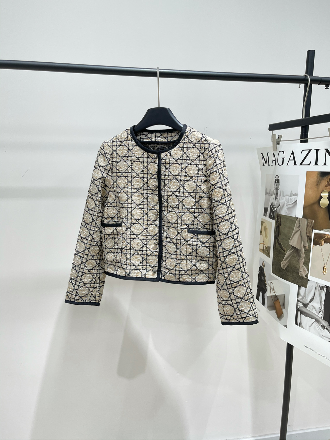 NO:568332,[DR beige and black cannage plaid tweed jacket], fabric cotton blended tweed, color beige cannage pattern Dior 2025 early ivy plaid bead button jacket, beige cotton blended tweed + black cannage pattern, full of elegant and modern temperament! Short regular cut, black grosgrain details + Tribales buttons Inspired by classic earrings, CD resin beads are super delicate Lining with silk, comfortable and thick to wear Can be paired with mini skirts or trousers  It can be easily used in commuting and formal occasions, showing a noble temperament. Flat size S Shoulder width 36, bust 90, length 48, sleeve length 56 M Shoulder width 37, bust 94, length 49, sleeve length 57 L Shoulder width 38, bust 98, length 50, sleeve length 58   There will be an error of 2~3cm due to manual measurement, which is within the normal range, balenciaga, dior, skirts, jackets & coats, earrings, real silk, alexander wang19860909【DR米黑藤格纹粗花呢外套】 ,面料棉质混纺粗花呢 颜色米黑藤格纹 Dior 2025早春藤格纹小珠扣外套 米色棉质混纺粗花呢+黑色藤格纹 优雅摩登气质满分! 短款常规剪裁,黑色罗缎细节+Tribales纽扣 灵感来自经典耳环,CD树脂珠饰超精致 内衬含真丝,穿着舒适又有厚度 可搭配迷你裙或裤装 通勤、正式场合都能轻松驾驭,尽显高贵气质 平铺尺码 S肩宽36,胸围90,衣长48,袖长56 M肩宽37,胸围94,衣长49,袖长57 L肩宽38,胸围98,衣长50,袖长58 手工测量会有2~3cm误差属于正常范围,,balenciaga,dior,skirts,jackets & coats,earrings,real silk,alexander wang,Women's clothing