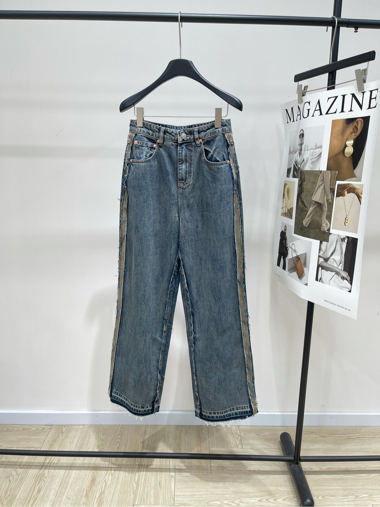 NO:568341,[mm6 ripped edge distressed denim trousers], fabric denim cotton, color retro blue, Margiela 25AW new autumn and winter style, deconstructed top-stitched edge washed straight wide-leg jeans, never willing to make just one pair of jeans, tearing the denim into pieces, and then reorganizing it in a more rebellious way. These pants are the philosophical game of washed blue. It is a street narrative of top-stitching and raw edges. Heavy washed denim cotton, with a natural mottled texture on the surface.  It imitates the vintage texture of old things. It feels rough but soft. The white stitching is exposed, interlaced and even overlapped. The hem statement is destroyed at the edges of the trousers and pockets. The buttons and rivets are engraved with the iconic logo. The industrial details and soft tannins create a subtle tension. The wide-legged straight legs flow down from the thighs. They are not close to the skin but leave enough room to swing.   Every step brings a lazy but powerful airflow. This blue is both decadent and sober. Flat size S waist 68, hip 96, trouser length 105 M waist 72, hip 100, trouser length 106 L waist 76, hip 104, trouser length 107 Manual measurement will have an error of 2~3cm, which is within the normal range, masion margiela, masion margiela, jeans, alexander wang19860909【mm6破边做旧牛仔长裤】 ,面料牛仔棉 颜色复古蓝 马吉拉25AW秋冬新款 解构风明线破坏边水洗直筒阔腿牛仔裤 从来不甘心只做一条牛仔裤 把丹宁拆成碎片,再以更叛逆的方式重组 这条裤子就是是水洗蓝里的哲学游戏 是明线与毛边合谋的街头叙事 重磅水洗牛仔棉,表面带着自然斑驳的肌理感 模仿旧物复刻的vintage质感 触感粗粝中带着柔软 白色车线缝合外露、交错甚至重叠 边宣言在裤脚与口袋边缘破坏处理 纽扣与铆钉刻着标志性logo 工业感细节与柔软丹宁形成微妙张力 阔腿直筒从大腿一泻而下 不贴肤却留足摆动空间 每一步都带起懒散却有力的气流 这条蓝,既颓废又清醒. 平铺尺码 S腰围68,臀围96,裤长105 M腰围72,臀围100,裤长106 L腰围76,臀围104,裤长107 手工测量会有2~3cm误差属于正常范围,,masion margiela,masion margiela,jeans,alexander wang,Women's clothing