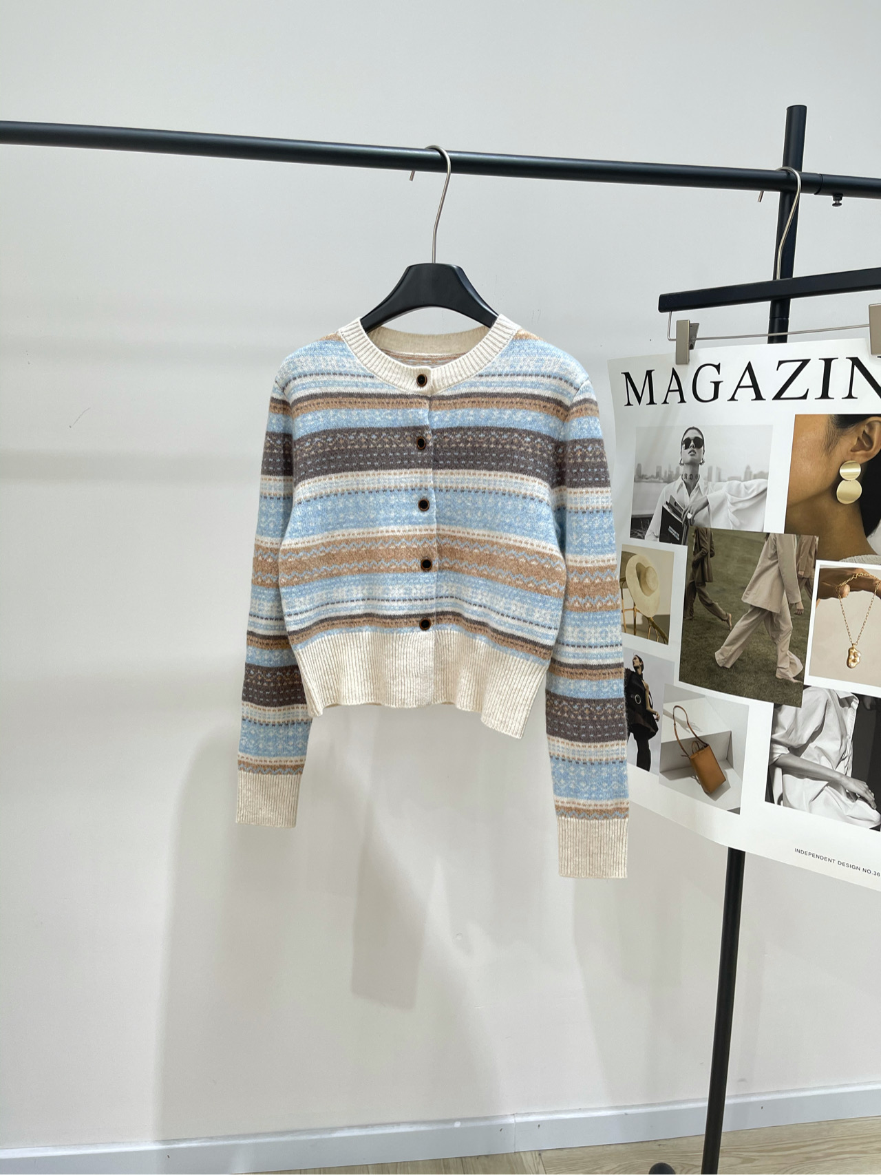 NO:569258,[Dto blue brown Fair Isle jacquard wool cardigan], fabric wool color picture color retro striped cashmere knitted cardigan This cardigan is made of high-quality wool, soft and warm, super comfortable to wear in autumn and winter! Blue brown beige stripe stitching, full of retro feel Round neck + single-breasted design, simple and practical design The cuffs and hem are rich in details and full of layering. It goes well with skirts or high-waisted pants. It can be easily used for commuting and leisure~  It has both texture and design, suitable for you who like quality life. Flat size S shoulder width 41, chest circumference 92, length 46, sleeve length 63 M shoulder width 42, chest circumference 96, length 47, sleeve length 64 L shoulder width 43, chest circumference 100, length 48, sleeve length 65. There will be an error of 2~3cm in manual measurement, which is normal, skirts, alexander wang19860909【Dto蓝棕费尔岛提花羊毛开衫】 ,面料羊毛 颜色图片色 复古条纹羊绒针织开衫 这款开衫采用高品质羊毛 柔软又保暖,秋冬穿超舒服! 蓝棕米色条纹拼接,复古感满满 圆领+单排扣设计,简约又实用计 袖口和下摆细节丰富,层次感十足 搭配裙装或高腰裤都很出彩 通勤休闲都能轻松驾驭~ 质感与设计感兼具,适合喜欢品质生活的你 平铺尺码 S肩宽41,胸围92,衣长46,袖长63 M肩宽42,胸围96,衣长47,袖长64 L肩宽43,胸围100,衣长48,袖长65 手工测量会有2~3cm误差属于正常范围,,skirts,alexander wang,Women's clothing