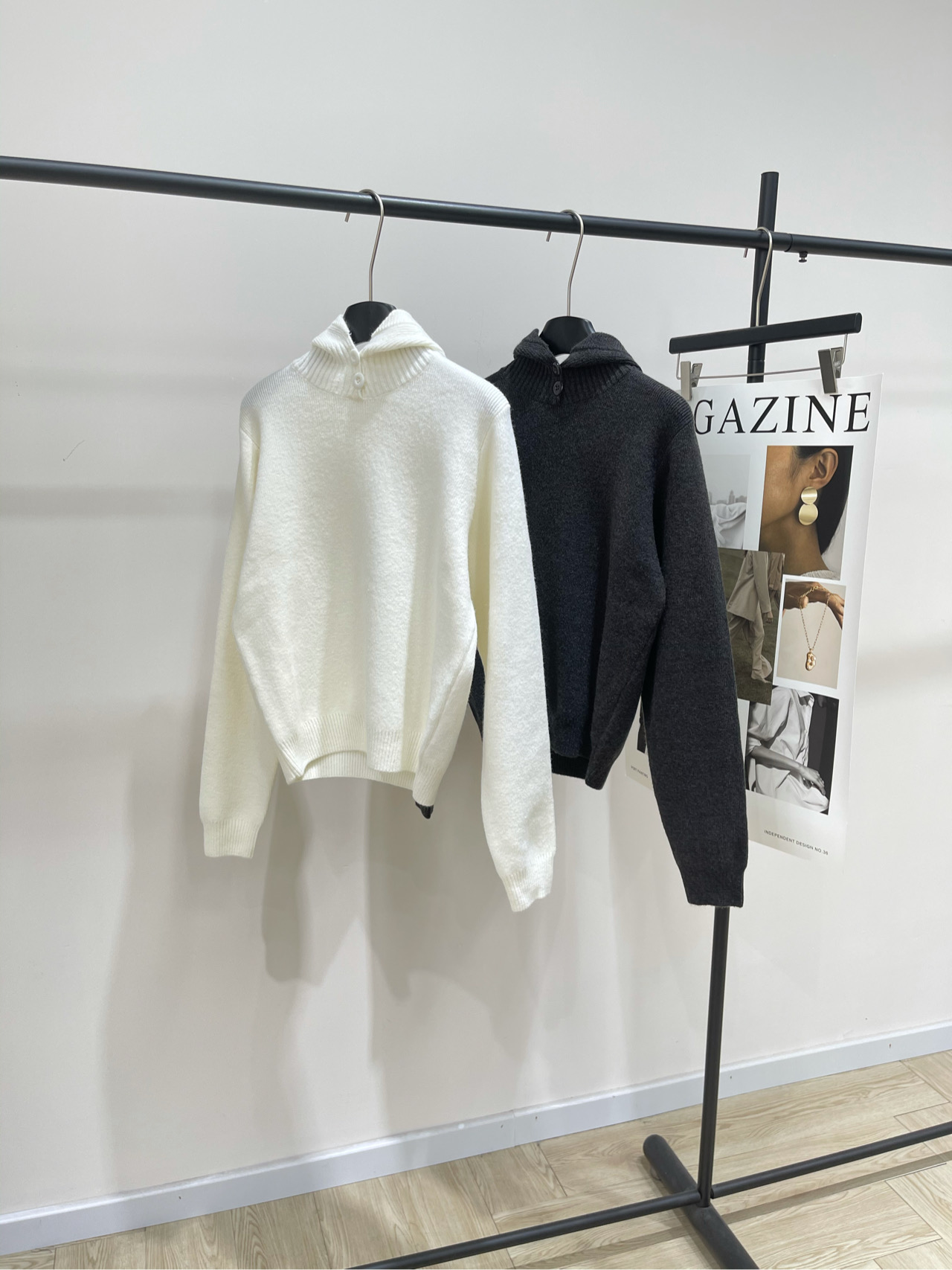 NO:569268,[LM two-color button hooded pullover sweater], fabric nylon blend, color white, dark gray Lemaire 2025 autumn and winter new button hooded sweater. Soft and skin-friendly and warm, perfect for autumn and winter! Lapel hooded + button design, simple and advanced. Versatile gray, easy to wear for commuting, dating, and daily life. It goes well with jeans or casual pants~ Anti-wrinkle and easy to care for, it is a must-have and practical item for the autumn and winter wardrobe! Flat size  S Shoulder width 36, bust 94 elasticity, length 54, sleeve length 65 M Shoulder width 37, bust 98 elasticity, length 55, sleeve length 66 L Shoulder width 38, chest 102 elasticity, length 56, sleeve length 67 Manual measurement will have an error of 2~3cm, which is within the normal range, jeans, sweaters, hats, alexander wang19860909【LM双色纽扣连帽套头毛衣】 ,面料锦纶混纺 颜色白色、深灰 Lemaire 2025秋冬新款纽扣连帽毛衣 柔软亲肤又保暖,秋冬穿超合适! 翻领连帽+纽扣设计,简约又高级 灰色百搭,通勤、约会、日常都能轻松驾驭 配牛仔裤或休闲裤都很出彩~ 抗皱易打理,是秋冬衣橱必备实用单品! 平铺尺码 S肩宽36,胸围94弹力,衣长54,袖长65 M肩宽37,胸围98弹力,衣长55,袖长66 L肩宽38,胸围102弹力,衣长56,袖长67 手工测量会有2~3cm误差属于正常范围,,jeans,sweaters,hats,alexander wang,Women's clothing