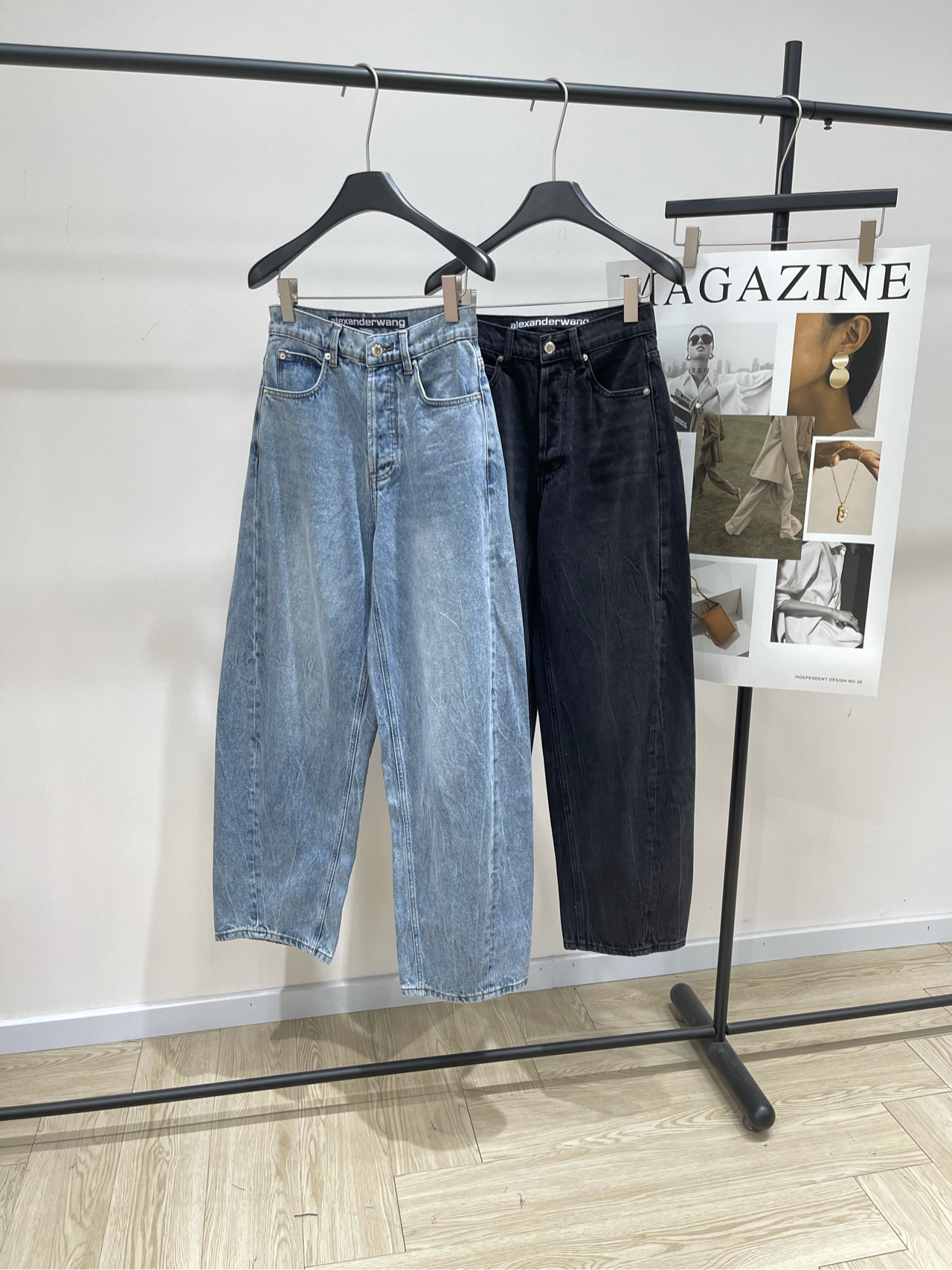 NO:569278,[Wang two-color scimitar denim trousers with rhinestone lettering], fabric denim cotton, color blue, black, Alexander Wang's rhinestone scimitar jeans have a high-waisted wide-leg design, and the rhinestone logo on the back pocket is very recognizable! Dark denim + scimitar cut, showing waist and long legs, friendly to the pear-shaped body. The texture and deepening color of the trouser legs are full of layers, and they are very versatile in autumn and winter. They look great with short tops or sweaters~ The rhinestone details make the whole thing more advanced.  Great for everyday outings or taking photos, both fashionable and practical! Flat size S (26) waist 68, hip 98, trouser length 106 M (27) waist 72, hip 102, trouser length 107 L (28) waist 76, hip 106, trouser length 108   There will be an error of 2~3cm due to manual measurement, which is within the normal range,,alexander wang,jeans,alexander wang19860909【大王两色烫钻字母弯刀牛仔长裤】 ,面料牛仔棉 颜色蓝色、黑色 Alexander Wang这款烫钻弯刀牛仔裤 高腰阔腿设计,后袋烫钻Logo超有辨识度! 深色牛仔布+弯刀剪裁,显腰细腿长 梨形身材友好.裤腿纹路和加深颜色 层次感满满,秋冬穿搭超百搭 配短上衣或针织衫都很出彩~ 烫钻细节让整体更高级 日常出街或拍照都很出片,时尚实用兼具! 平铺尺码 S（26）腰围68,臀围98,裤长106 M（27）腰围72,臀围102,裤长107 L（28）腰围76,臀围106,裤长108 手工测量会有2~3cm误差属于正常范围,,alexander wang,jeans,alexander wang,Women's clothing