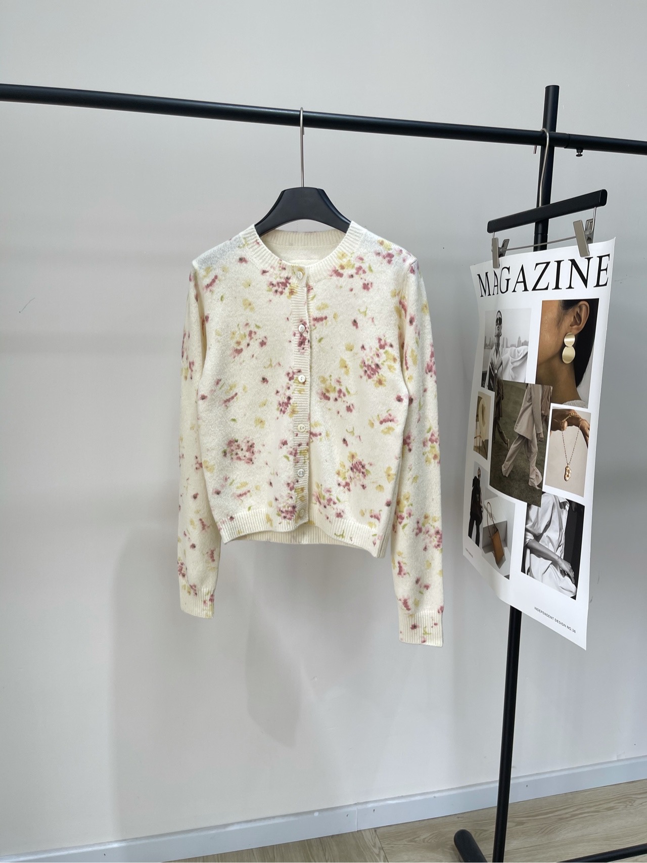 NO:569250,[P off-white floral round neck single-breasted cardigan], fabric wool + mohair, color off-white Prad* 25Fw new autumn and winter single-breasted floral wool blended knitted cardigan, high-end production!  Using soft off-white as the base color, acidic digital is all-over printed with brilliant little flowers, fresh and smart. The knitted texture is delicate, and the round neck design is simple and elegant. The Wanbao shell button embellishment adds a retro charm. The short version is neat and easy to create a good proportion. Whether it is paired with a white T and a black umbrella skirt or other items, it can inject an elegant and sweet temperament into the look. Flat size S shoulder width 36, bust 84 elastic, length 54, sleeve length 68  M shoulder width 37, bust 88 stretch, length 55, sleeve length 69 L shoulder width 38, bust 92 stretch, length 56, sleeve length 70 There will be an error of 2~3cm in manual measurement, which is within the normal range, prada, skirts, alexander wang19860909【P米白色碎花圆领单排扣开衫】 ,面料羊毛+马海毛 颜色米白色 Prad* 25Fw秋冬新款 单排扣碎花羊毛混纺针织开衫 高版出品！以柔和米白为底色 酸性数码满印烂漫小花,清新又灵动 针织质感细腻,圆领设计简约大方 万宝螺贝壳排扣点缀增添复古韵味 短款版型利落,轻松打造出好比例 无论是内搭白T配黑色伞裙 还是搭配其他单品 都能为造型注入优雅甜美的气质 平铺尺码 S肩宽36,胸围84弹力,衣长54,袖长68 M肩宽37,胸围88弹力,衣长55,袖长69 L肩宽38,胸围92弹力,衣长56,袖长70 手工测量会有2~3cm误差属于正常范围,,prada,skirts,alexander wang,Women's clothing