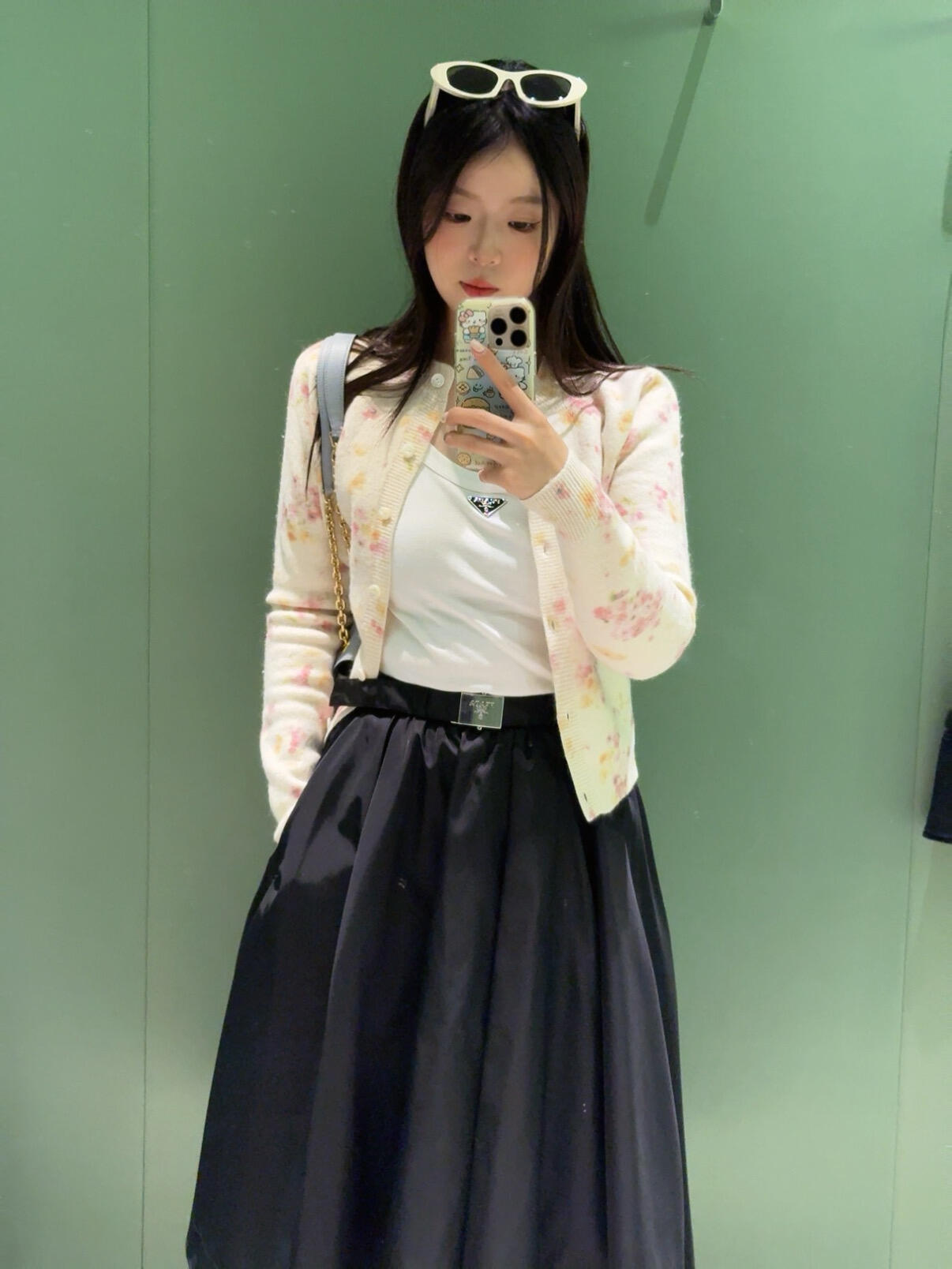 NO:569255,Single-breasted floral wool blend knitted cardigan丨Exclusively developed by yb!  High quality production!  With soft off-white as the background color, acidic digital is printed all over with brilliant little flowers, which is fresh and smart. The knitted texture is exquisite, the round neck design is simple and elegant, and the Wanbao shell button embellishment adds a retro charm,,alexander wang19860909单排扣碎花羊毛混纺针织开衫丨独家yb开发！高版出品！以柔和米白为底色,酸性数码满印烂漫小花,清新又灵动.针织质感细腻,圆领设计简约大方,万宝螺贝壳排扣点缀增添复古韵味,,alexander wang,Women's clothing