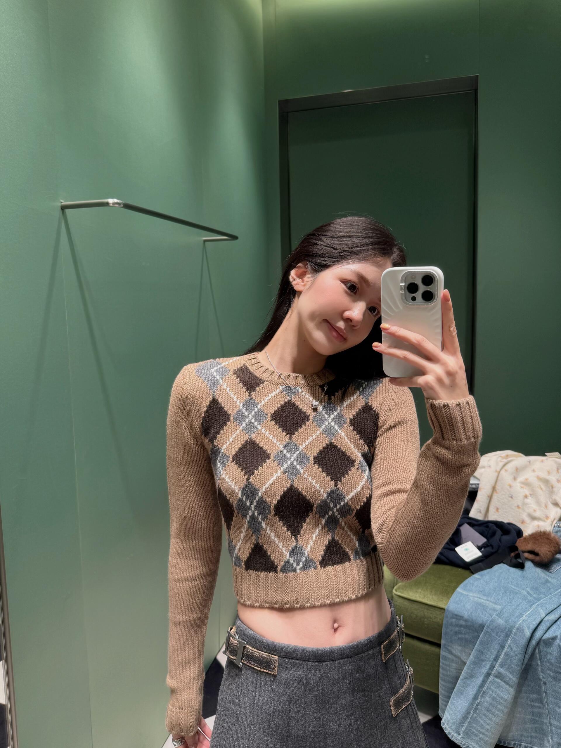 NO:569264,The Maillard color system fills the atmosphere of autumn and winter ||| I really like this brown knitted sweater from Prada. As soon as I put it on, I feel that autumn and winter are coming. It has such a full sense of gentleness and I smell a cool sandalwood fragrance ~ This autumn and winter is very beautiful. Autumn is brown, prada, sweaters, alexander wang19860909美拉德色系 秋冬氛围感拉满|||真的太喜欢prada这件棕色的针织毛衣了 一穿上就感觉秋冬天来了 那种满满的温柔感 直接闻到了一股清冷的檀木香～这个秋冬就美德拉了 秋天是棕色系,,prada,sweaters,alexander wang,Women's clothing